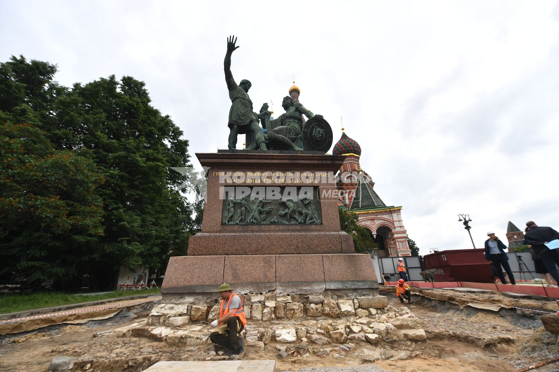 Москва. Рабочий  во время реставрационных работ у памятника Минину и Пожарскому на Красной площади.