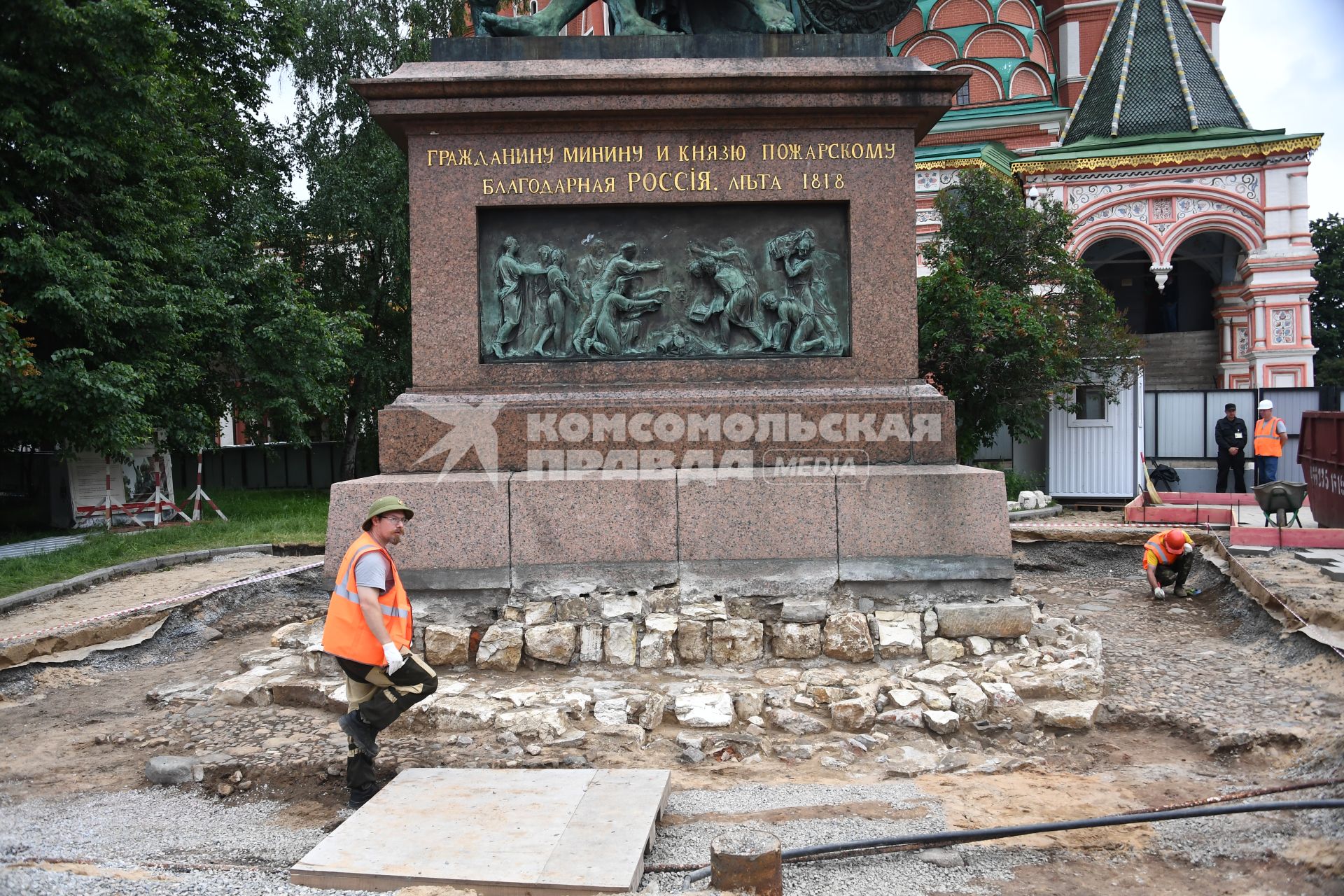 Москва. Рабочий  во время реставрационных работ у памятника Минину и Пожарскому на Красной площади.