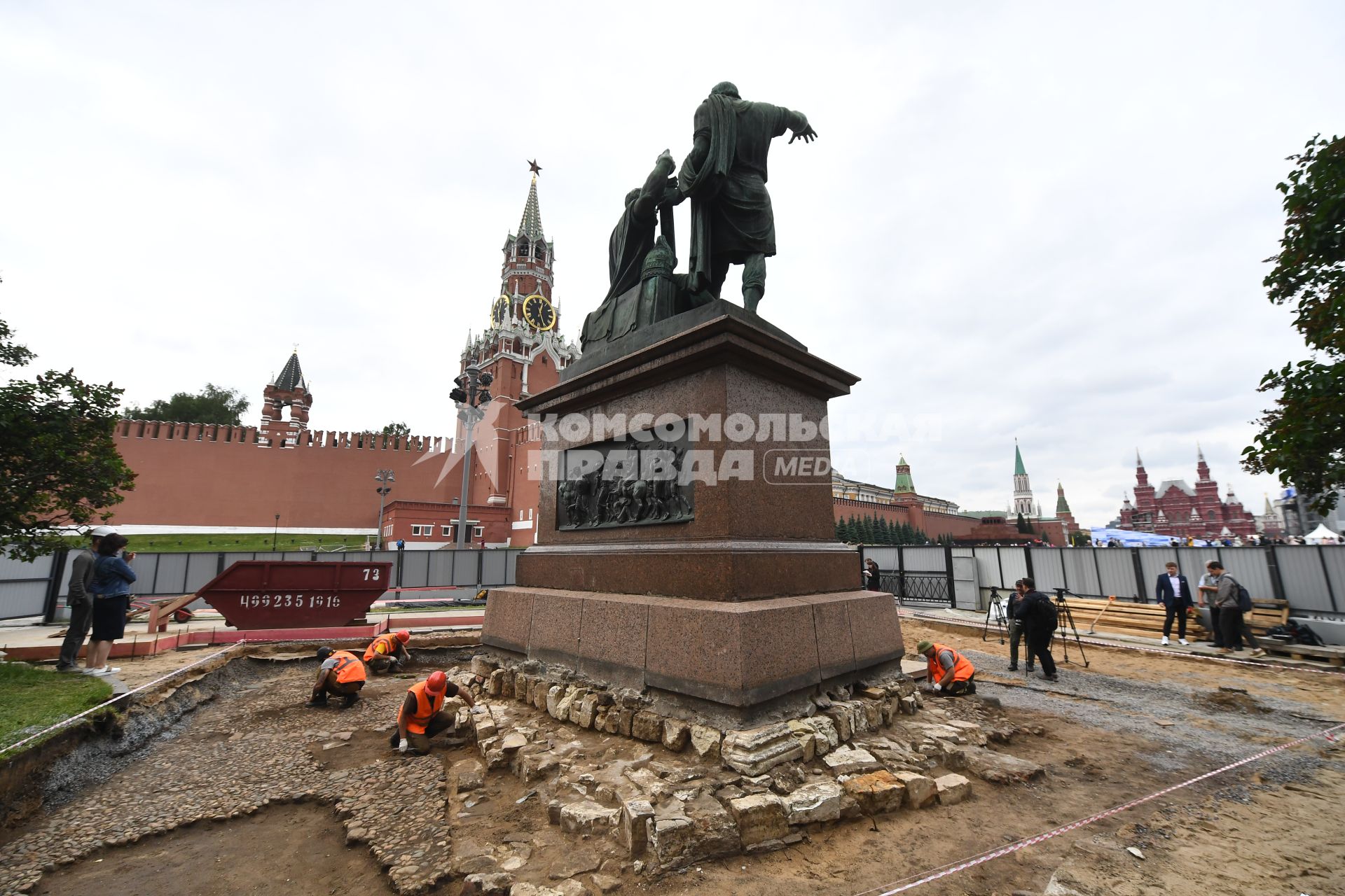 Москва.  Во время реставрационных работ у памятника Минину и Пожарскому на Красной площади