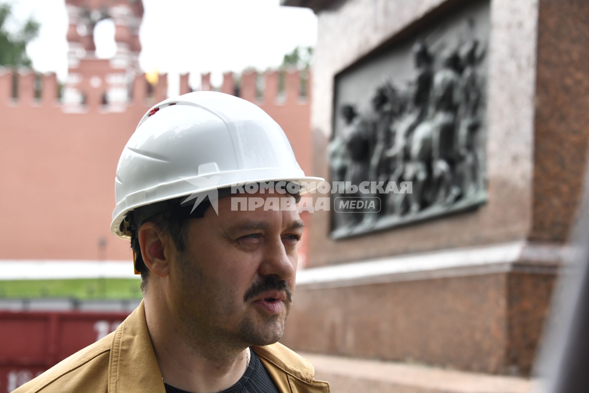 Москва. Главный архитектор проекта реставрации памятника Минину и Пожарскому Алексей Жданов во время реставрационных работ на Красной площади.