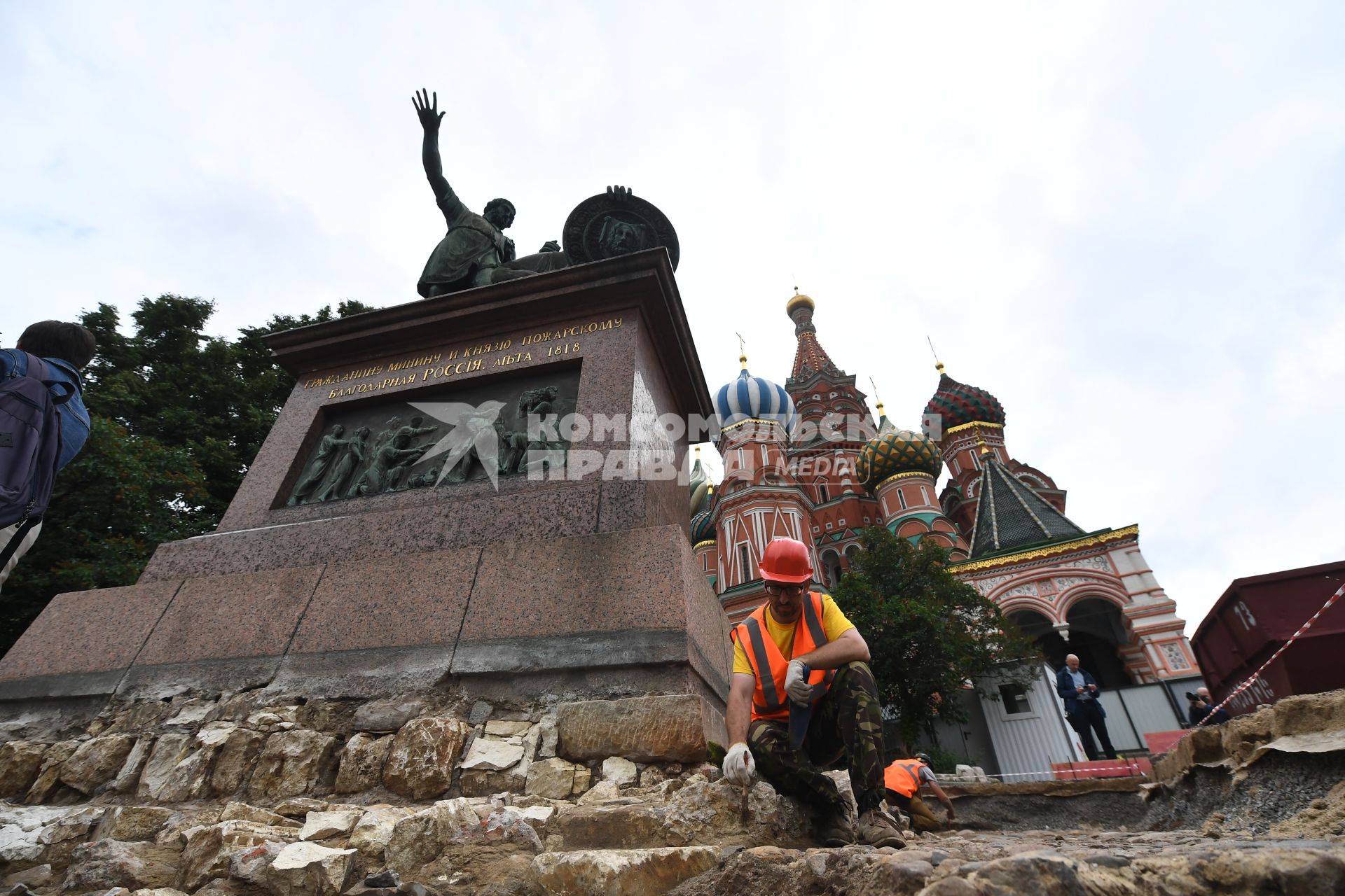 Москва. Реставрационные работы у памятника Минину и Пожарскому на Красной площади.