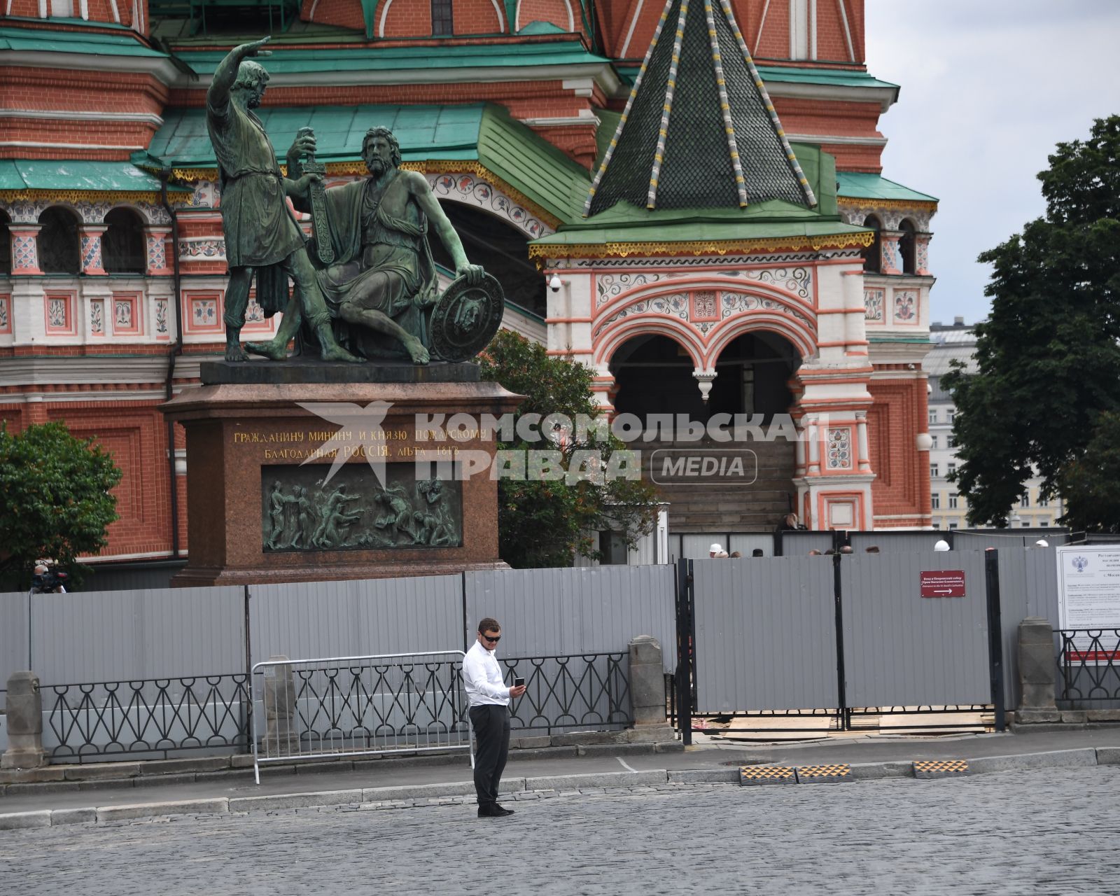 Москва. Реставрационные работы у памятника Минину и Пожарскому на Красной площади.