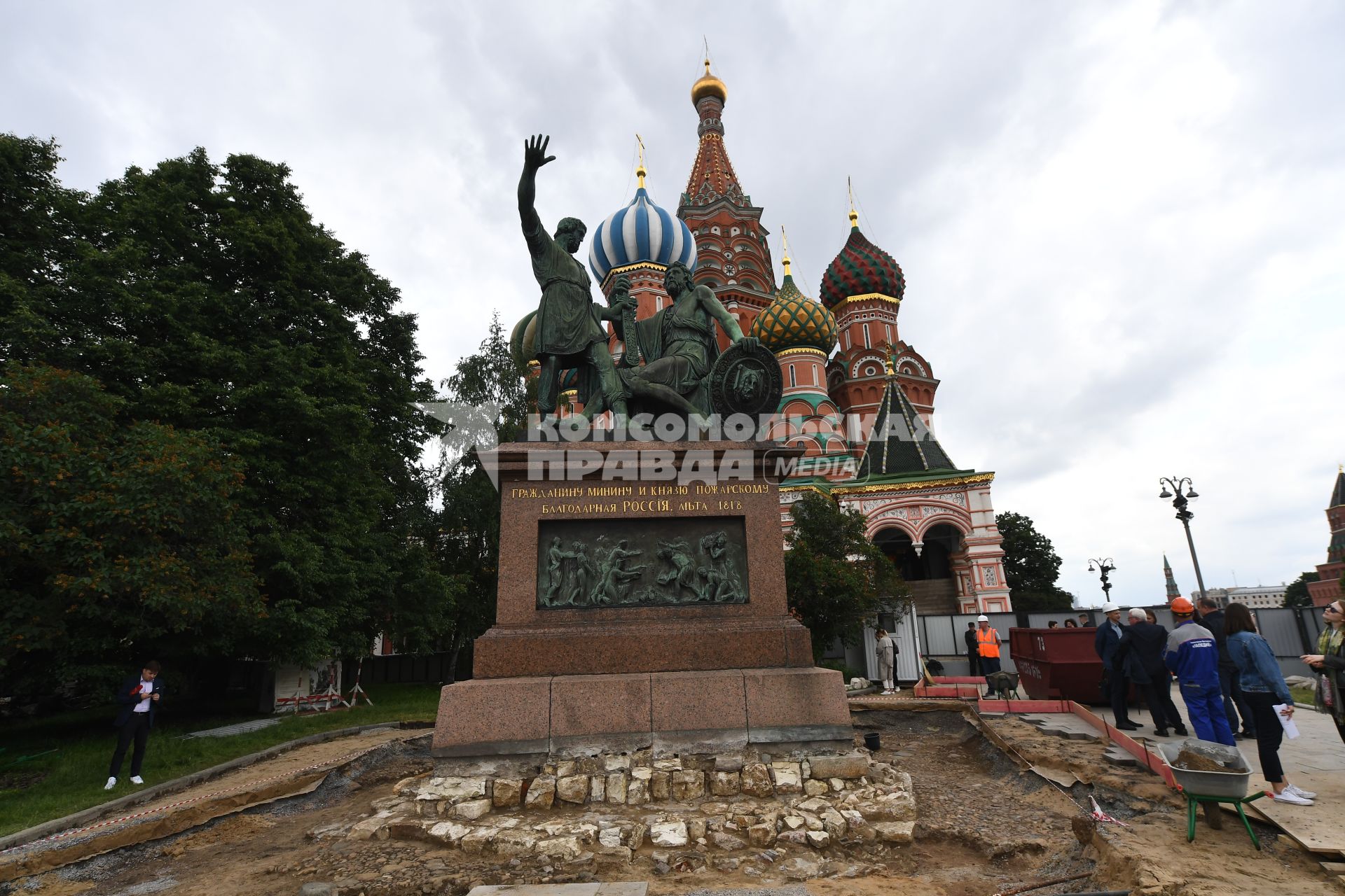 Москва.  Реставрационные работы у памятника Минину и Пожарскому на Красной площади.