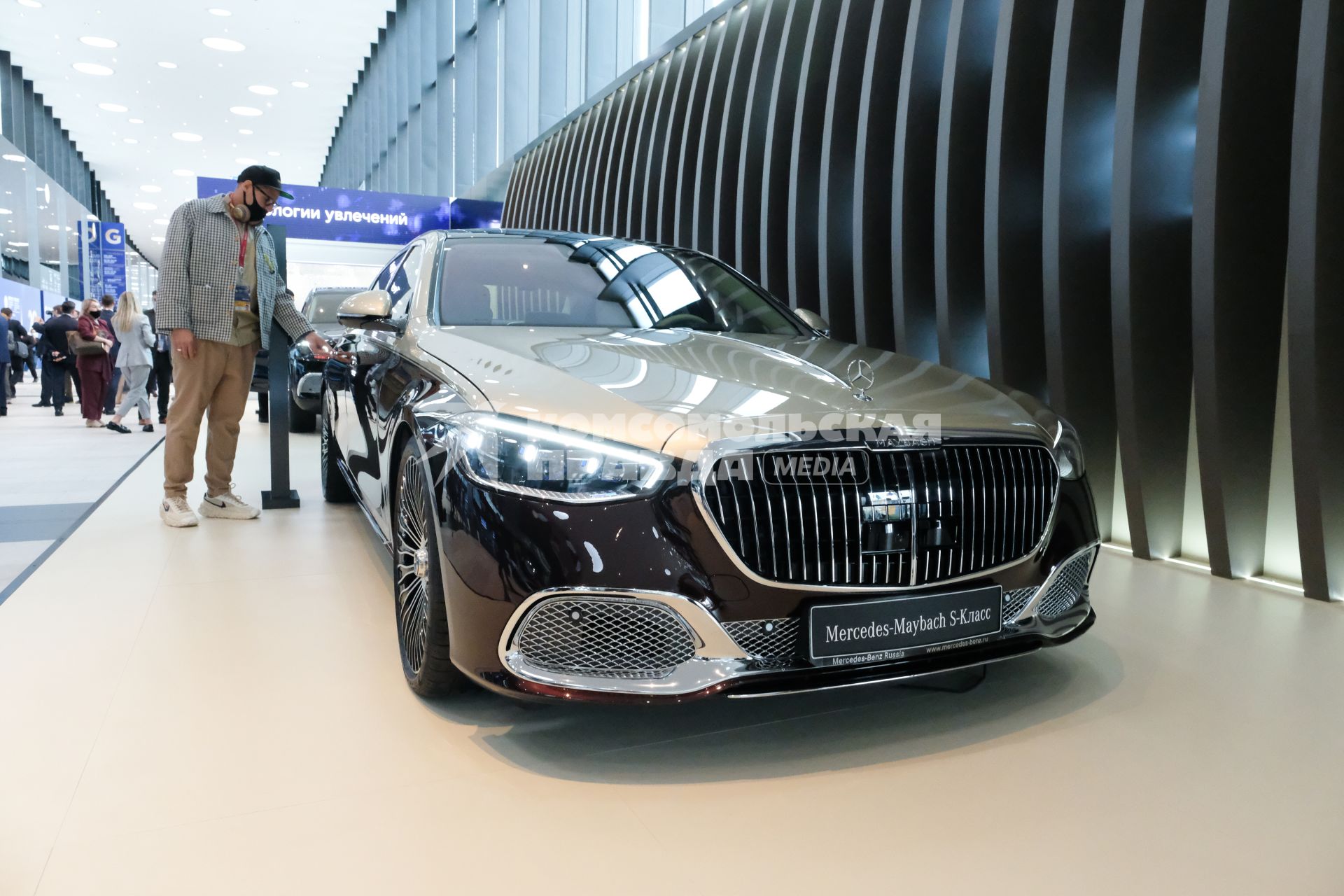 Санкт-Петербург.  Автомобиль Mercedes Maybach S-Класса на  XXIV Петербургском международном экономическом форуме - 2021 в конгрессно-выставочном центре `Экспофорум`.