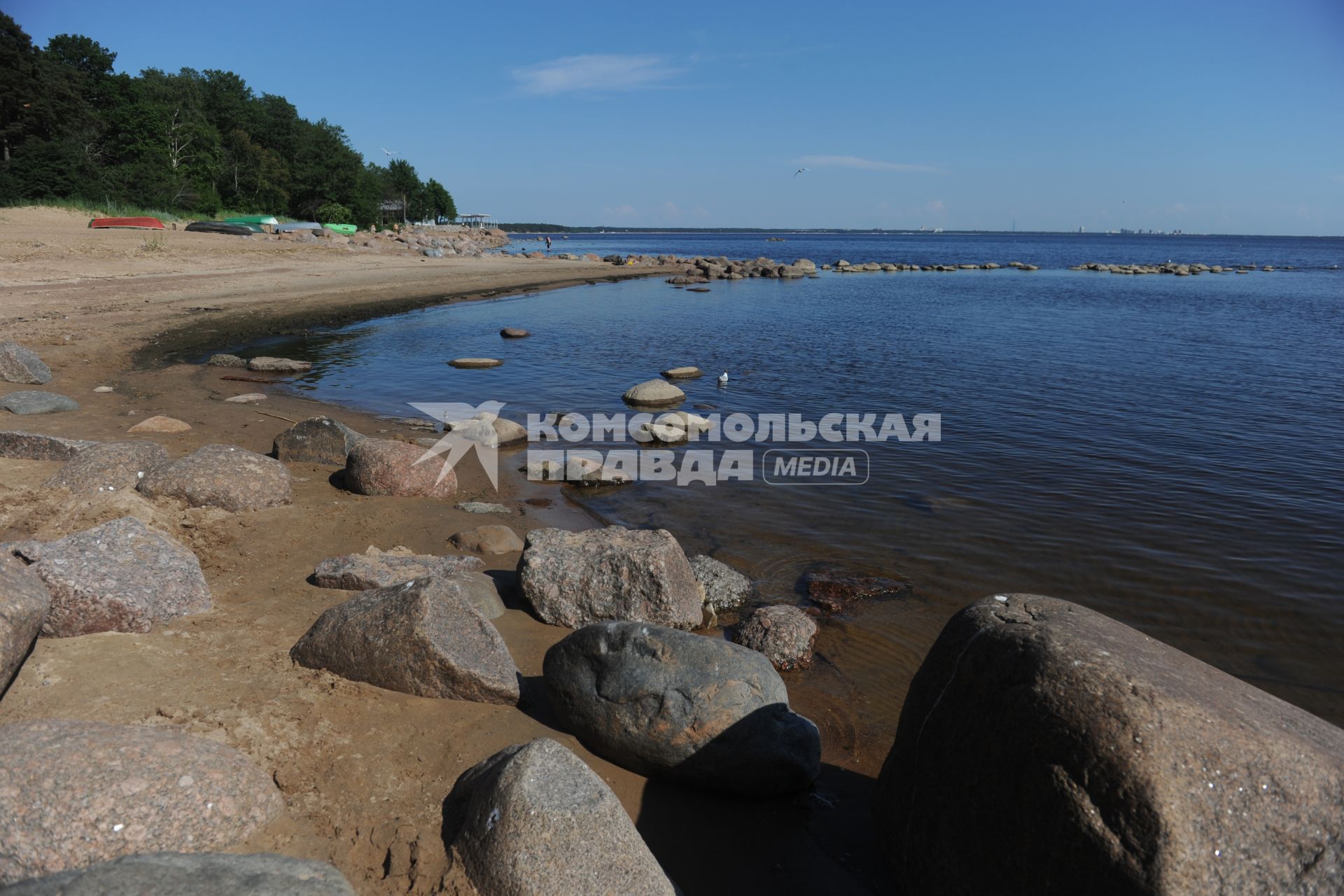 Санкт-Петербург.  Вид на неофициальный пляж  на Финском заливе.