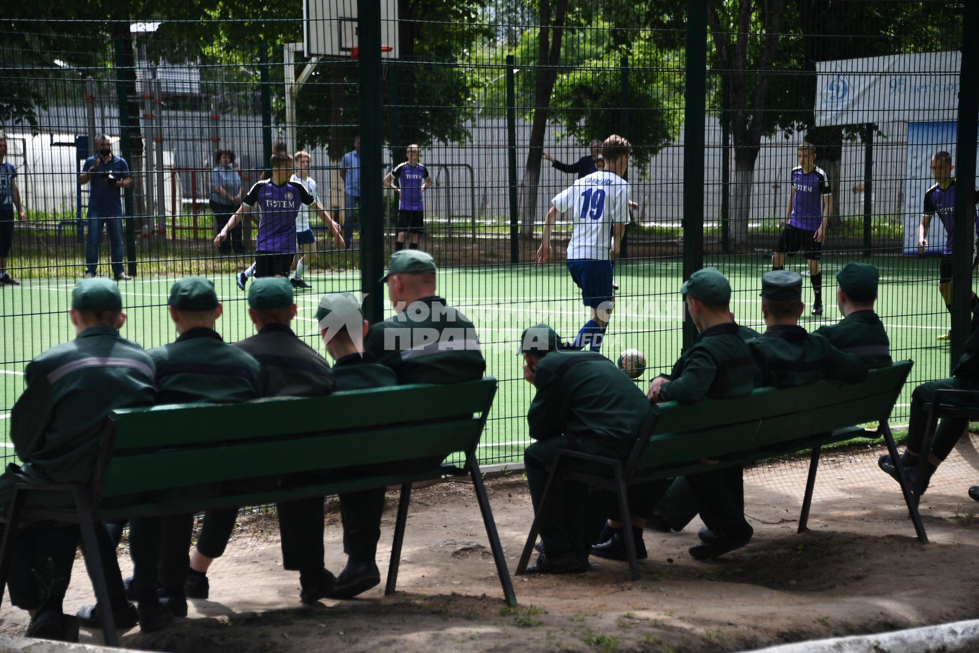 Московская область.  Ребята из ФК `Тотем` и воспитанники Можайской воспитательной колонии для несовершеннолетних во время футбольного матча в рамках федерального проекта `Начни с чистого листа`.