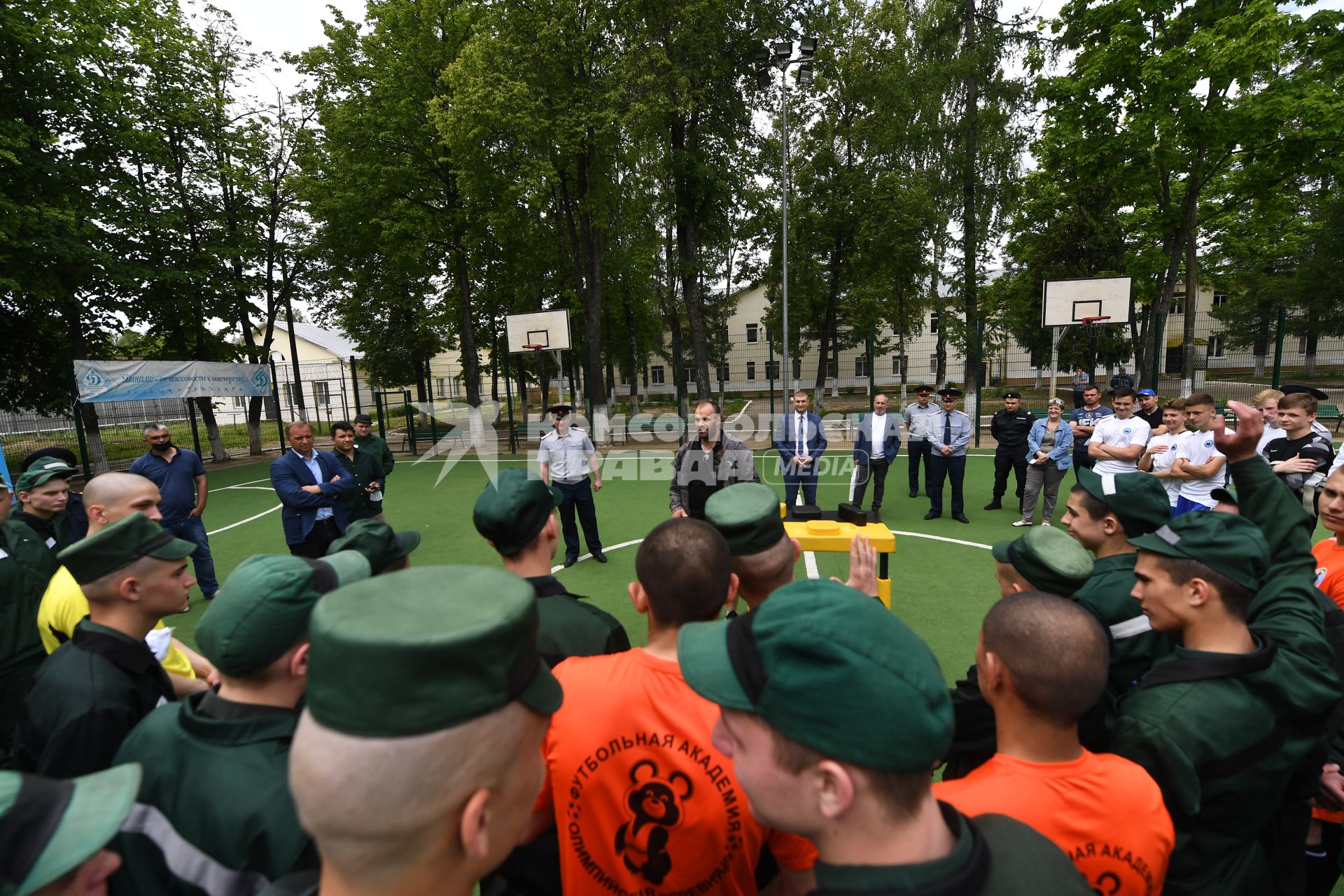 Московская область. Чемпион мира по армрестлингу среди профессионалов Денис Цыпленков (в центре) во время посещения воспитанников Можайской воспитательной колонии для несовершеннолетних  в рамках федерального проекта `Начни с чистого листа`.