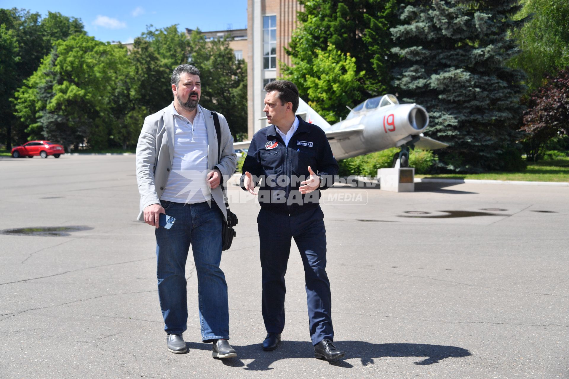 Московская область. Звездный городок. Начальник  Центра подготовки космонавтов им. Ю.А. Гагарина Максим Харламов (справа) и редактор отдела науки и образования КП Александр Милкус   в центре подготовки космонавтов.