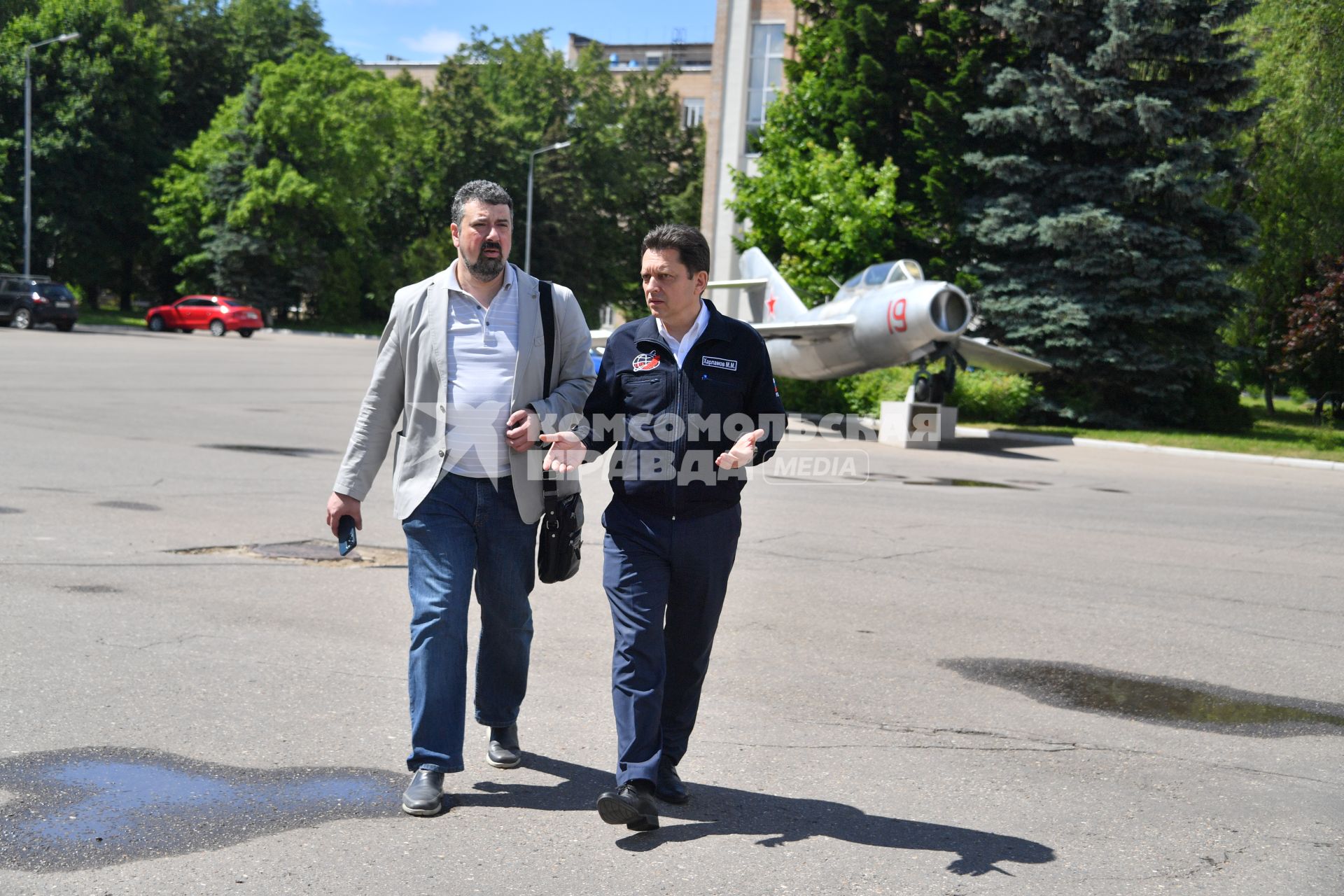 Московская область. Звездный городок. Начальник  Центра подготовки космонавтов им. Ю.А. Гагарина Максим Харламов (справа) и редактор отдела науки и образования КП Александр Милкус   в центре подготовки космонавтов.