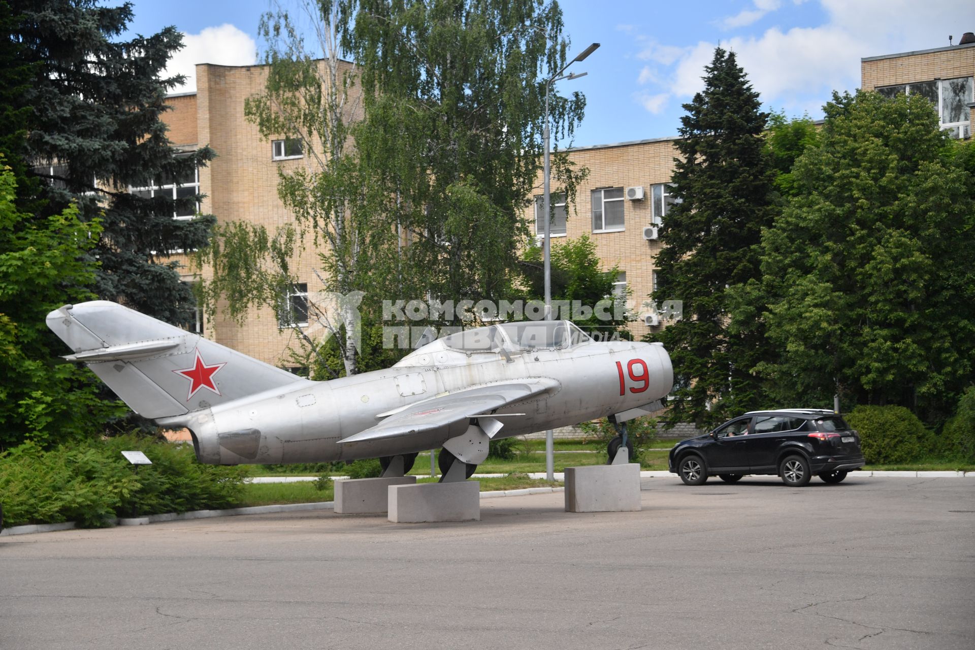 Московская область. Звездный городок. Самолет - памятник МиГ-15 УТИ   на котором летали первые космонавты на территории Центра подготовки космонавтов им. Ю.А. Гагарина .