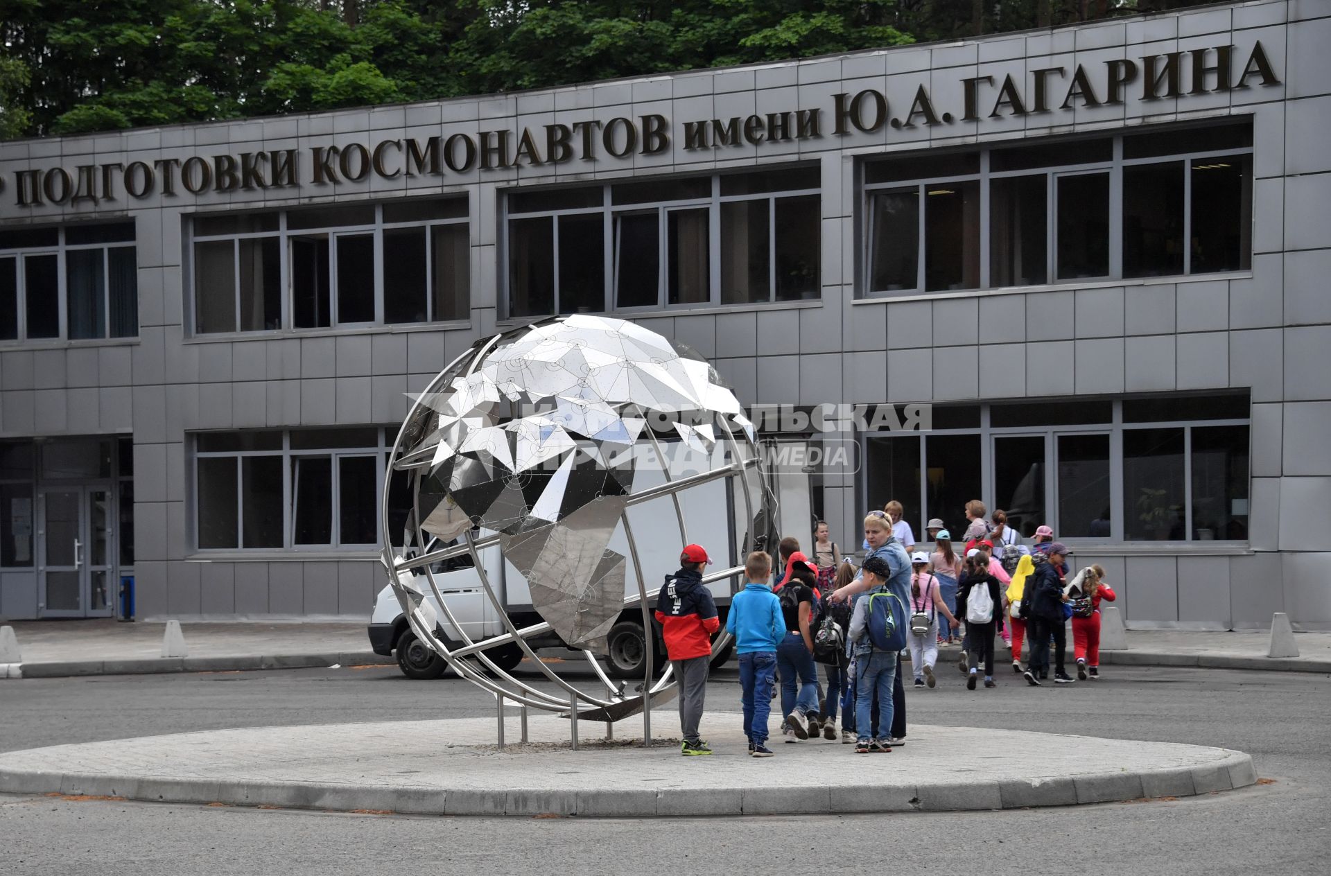 Московская область. Звездный городок. Школьники на экскурсии у  Центра подготовки космонавтов им. Ю.А. Гагарина .