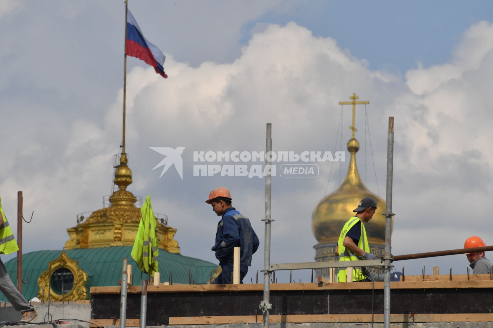 Москва.  Рабочие во время реконструкции Большого Каменного моста.