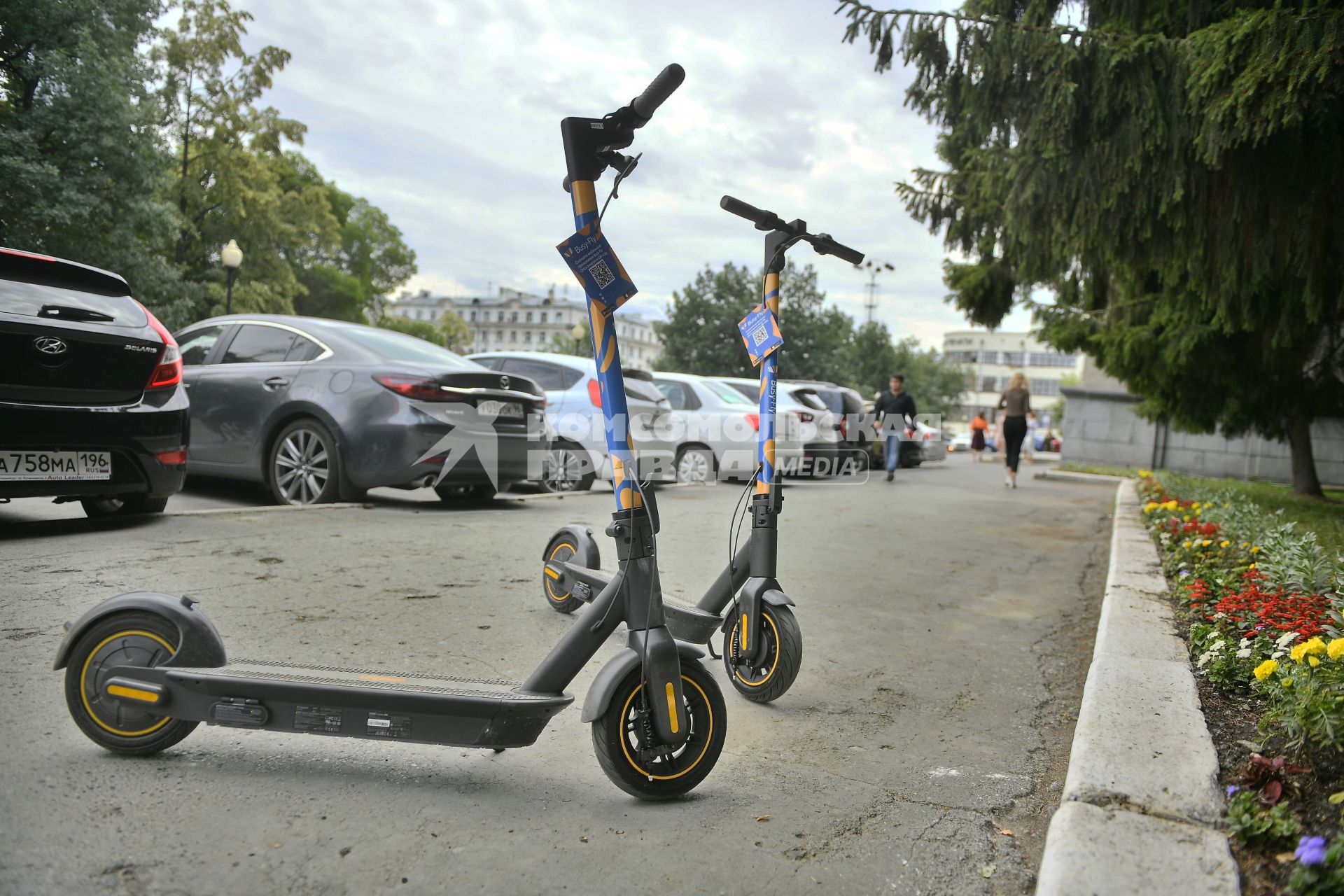 Екатеринбург. Электросамокаты шеринговой компании \'Busy Fly\' на одной из улиц города