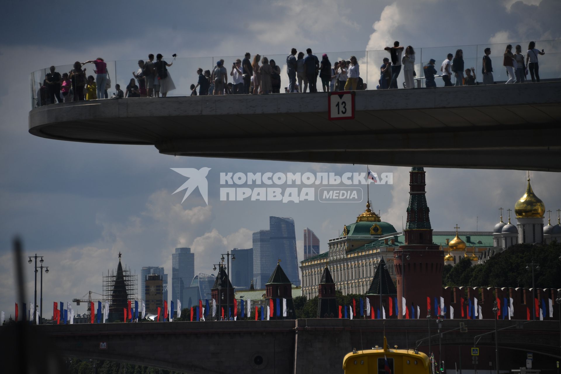 Москва. Людя стоят на смотровой площадке парка Зарядье.