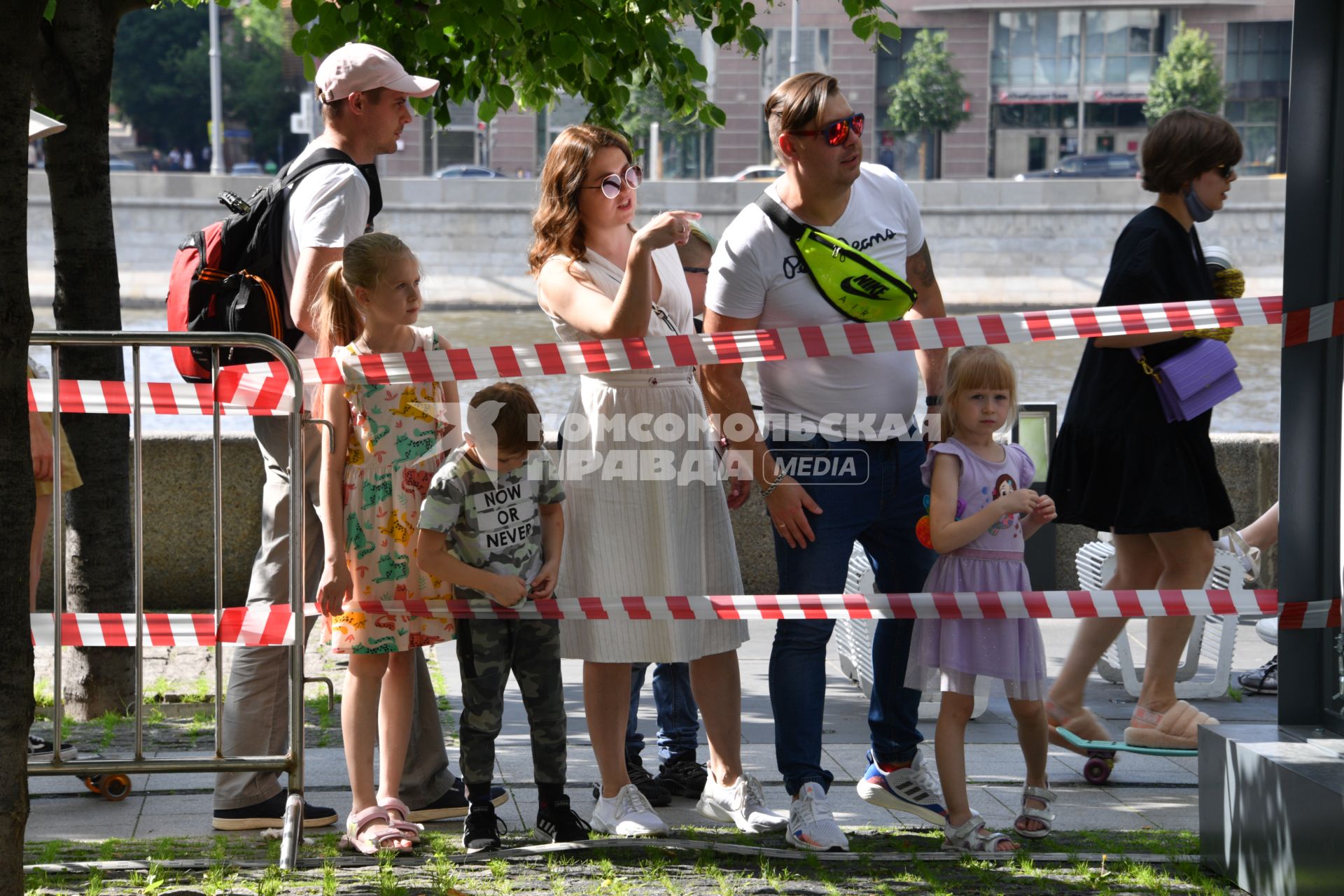Москва.  Отдыхающие  на Крымской набережной.