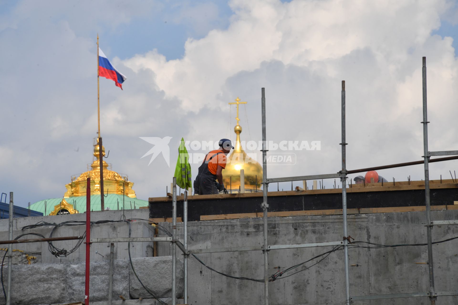 Москва.  Рабочие во время реконструкции Большого Каменного моста.
