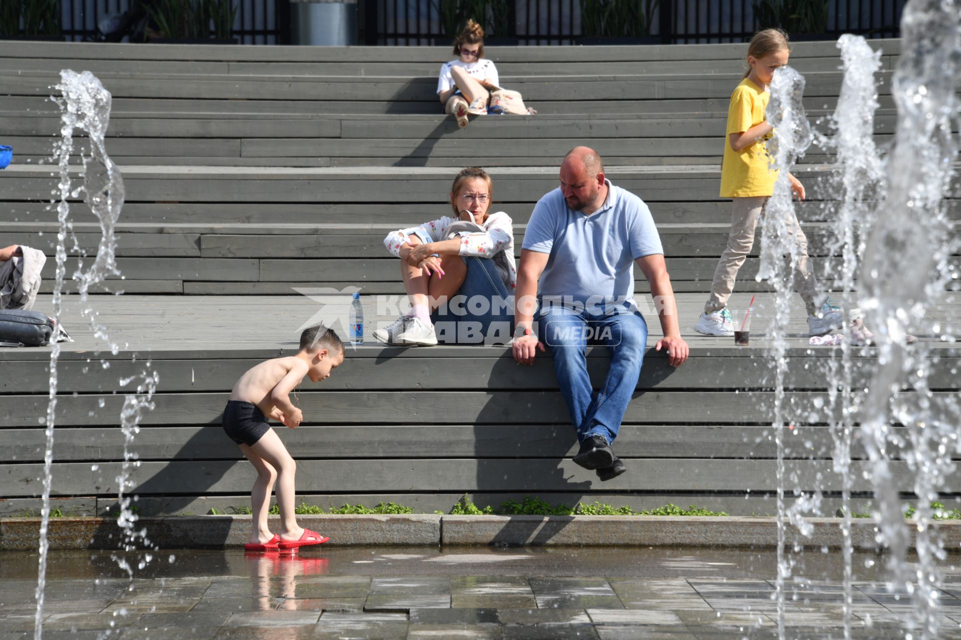 Москва. Отдыхающие в Парке Музеон.