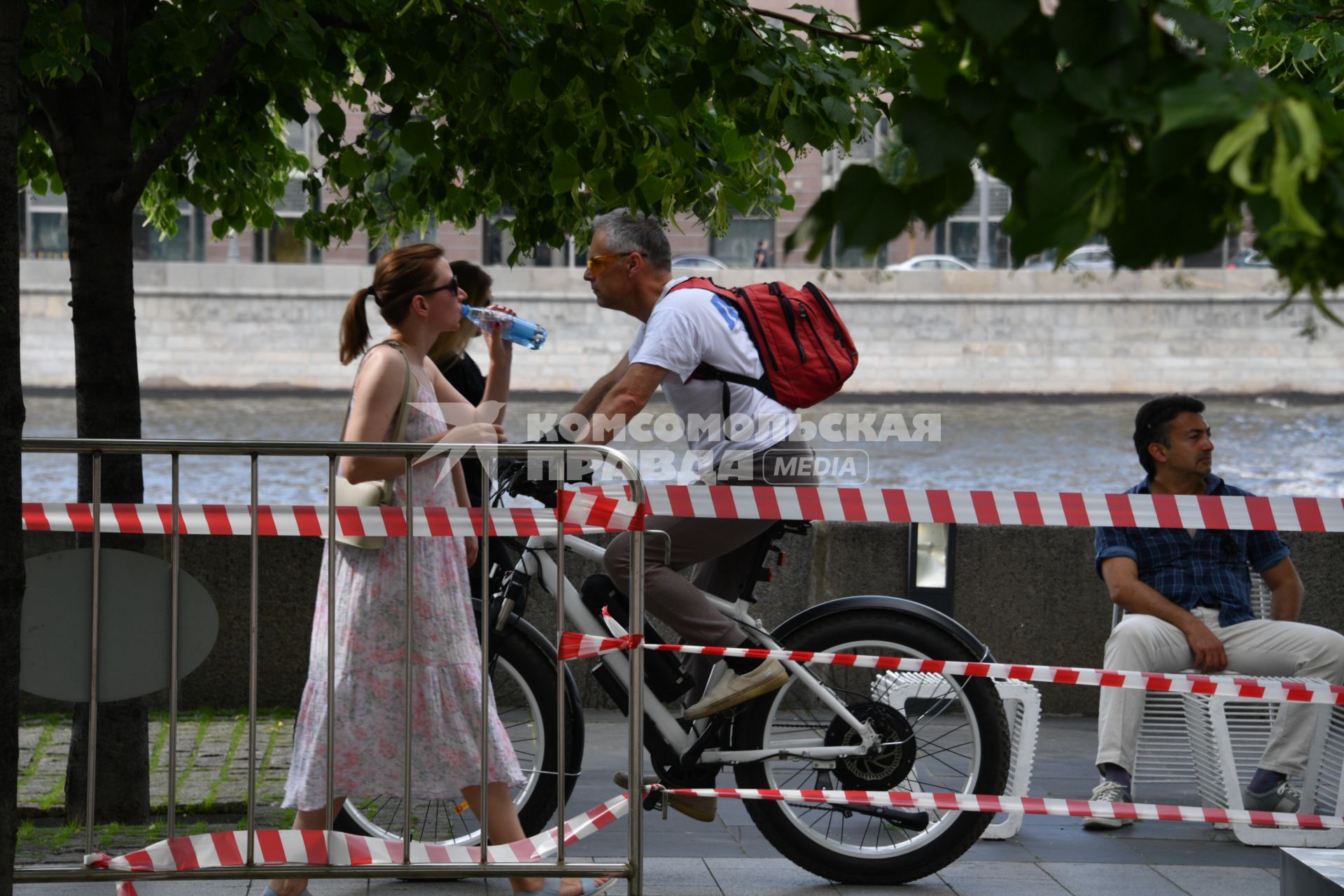 Москва.  Отдыхающие  на Крымской набережной.