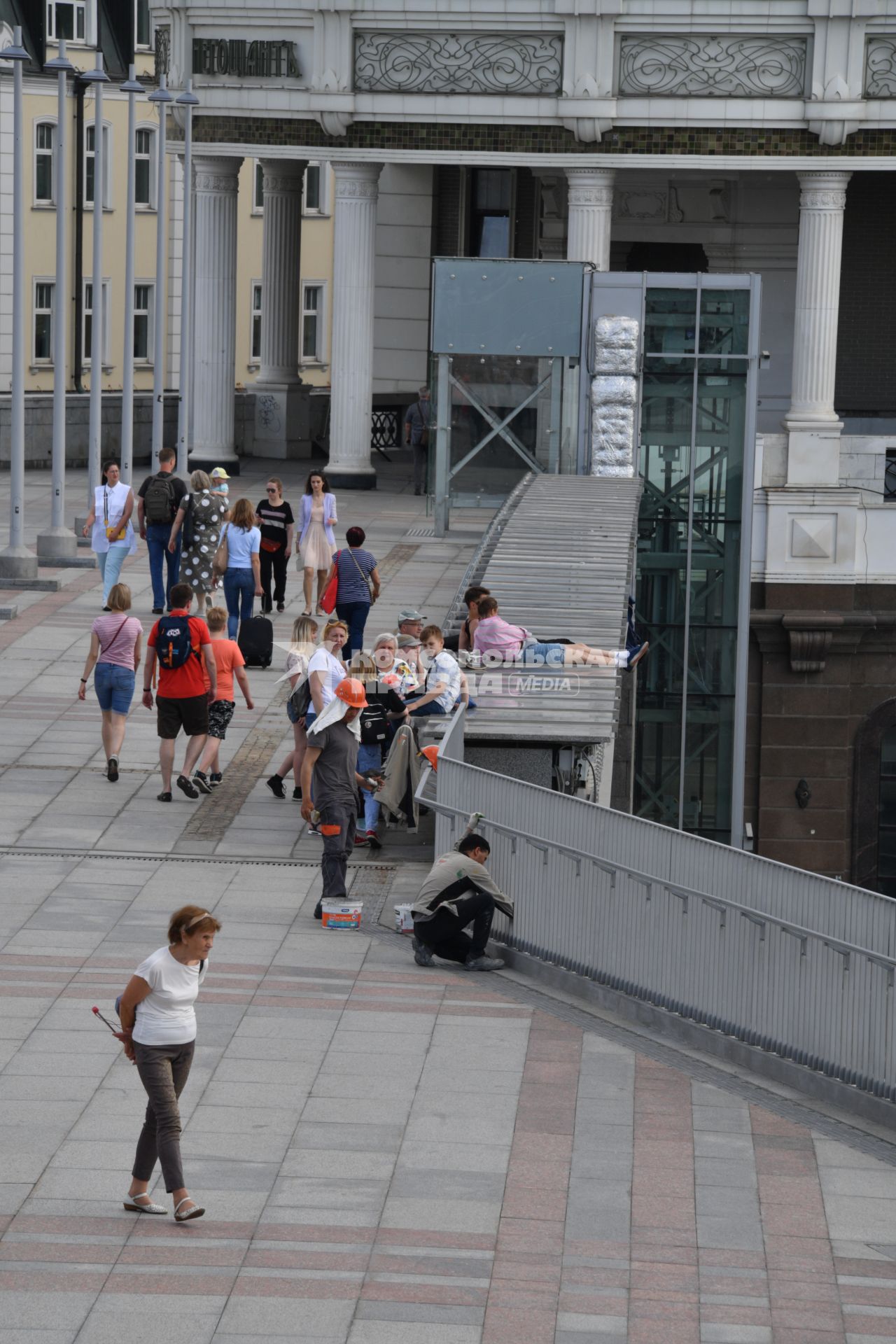 Москва. Прохожие на Патриаршем мосту.