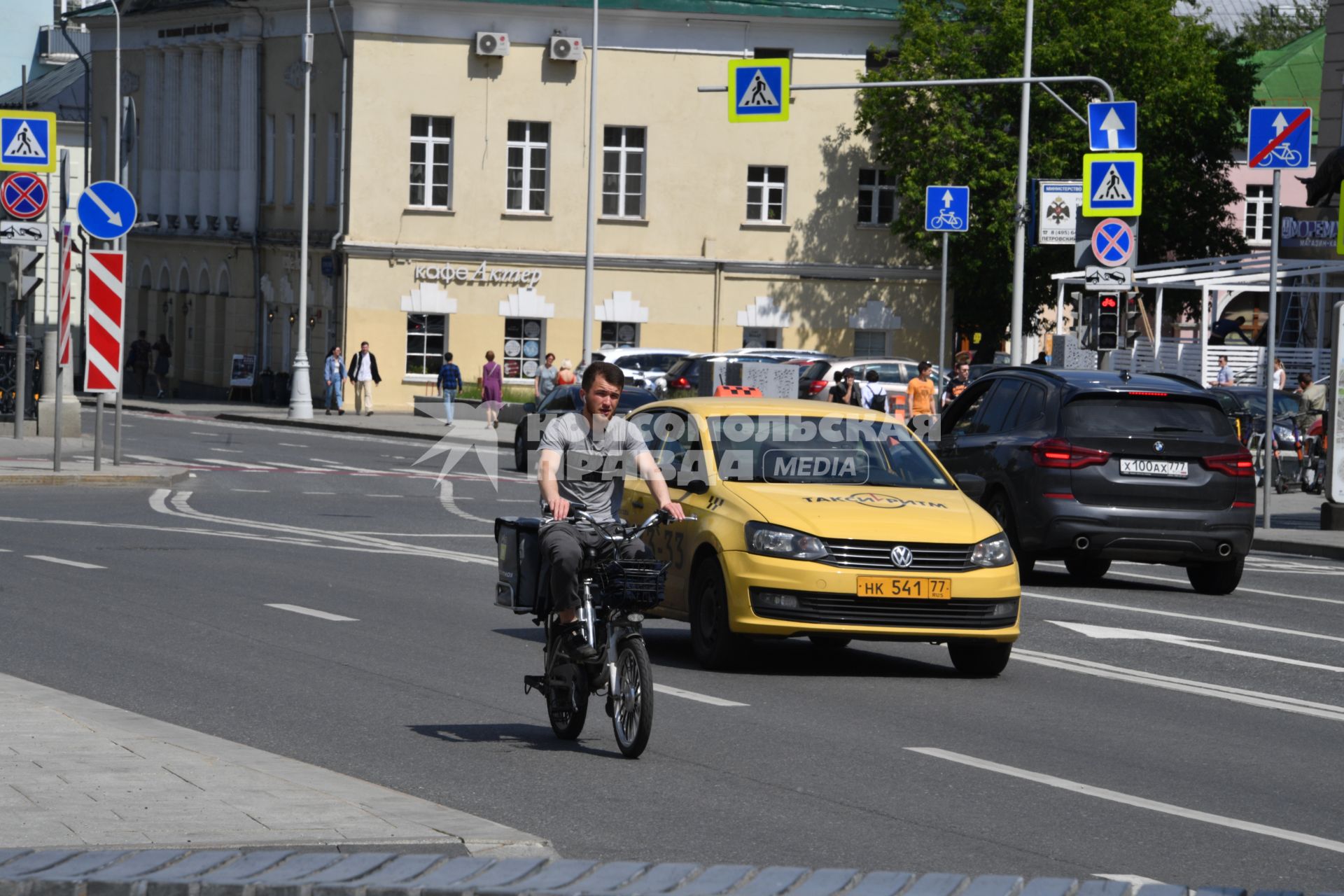 Москва. Сотрудник службы доставки еды на велосипеде.