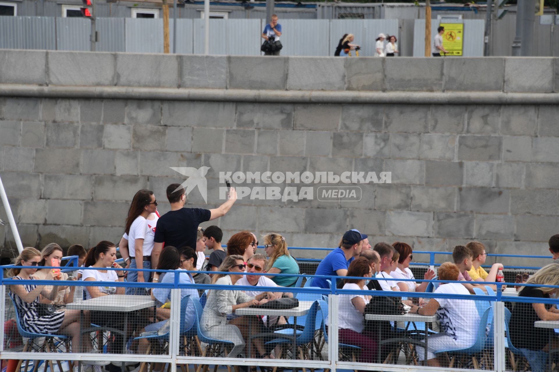 Москва.  Пассажиры на палубе прогулочного теплохода.