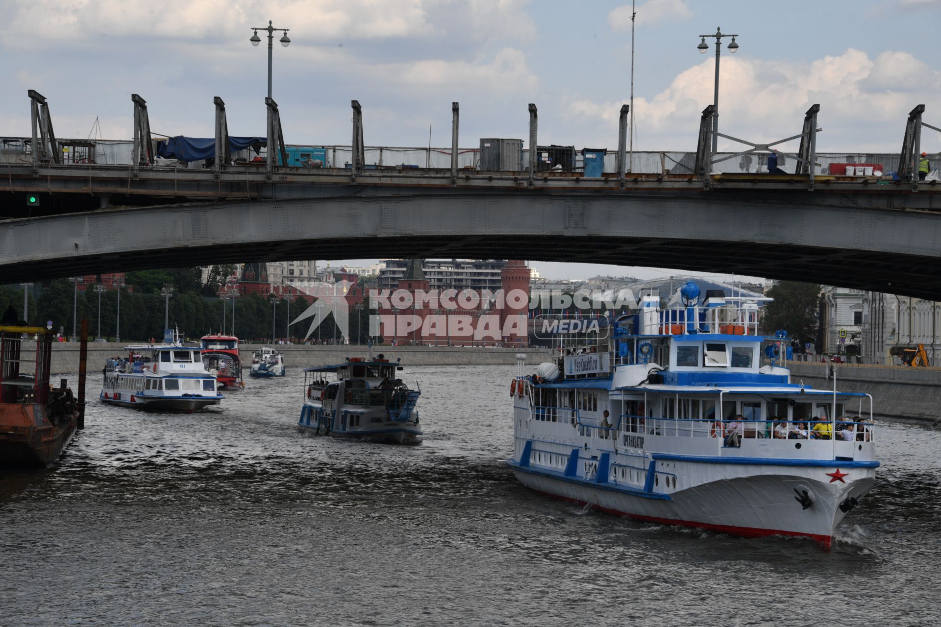 Москва. Прогулочные теплоходы на  Москва-реке.