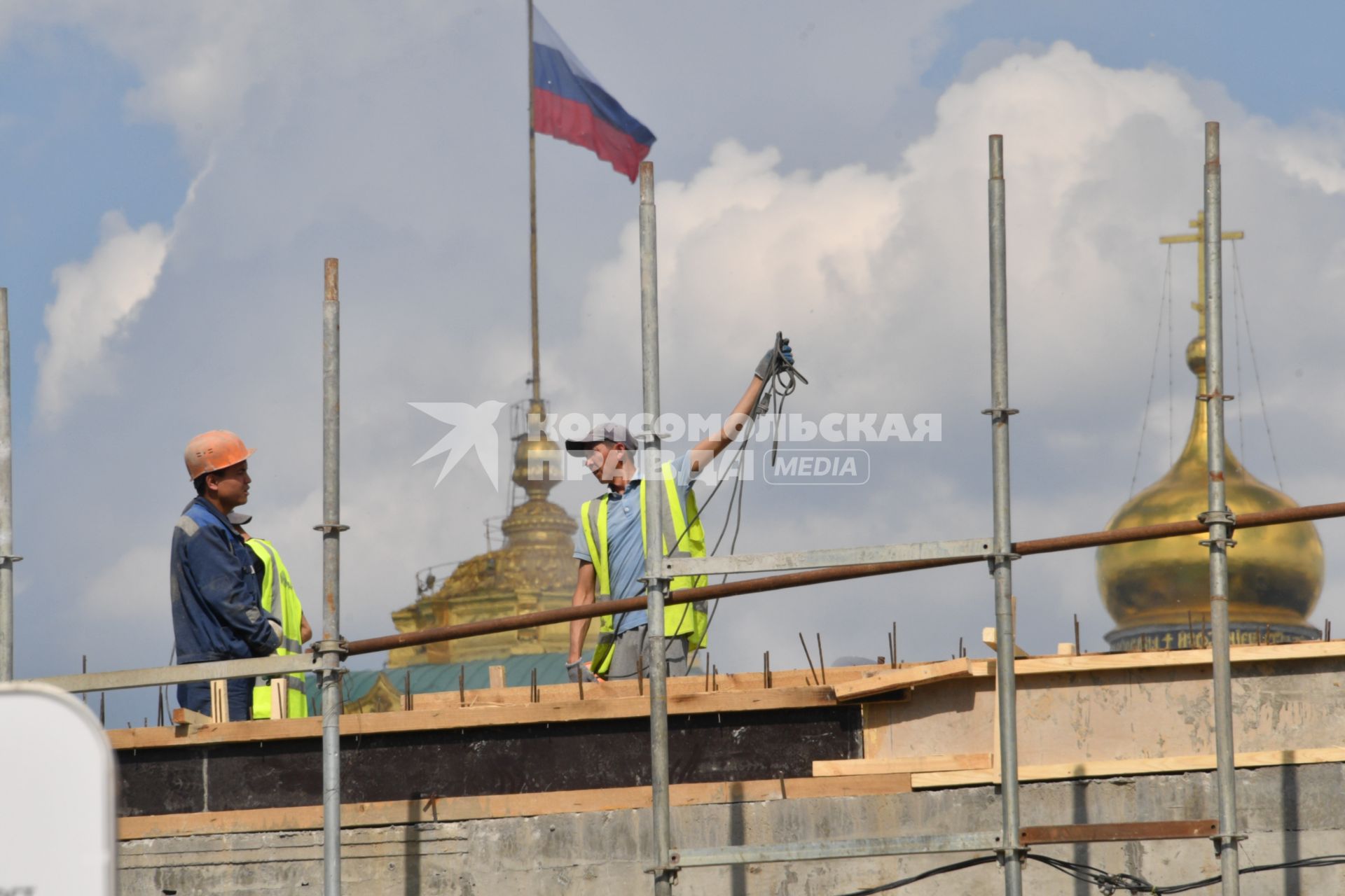 Москва.  Рабочие во время реконструкции Большого Каменного моста.