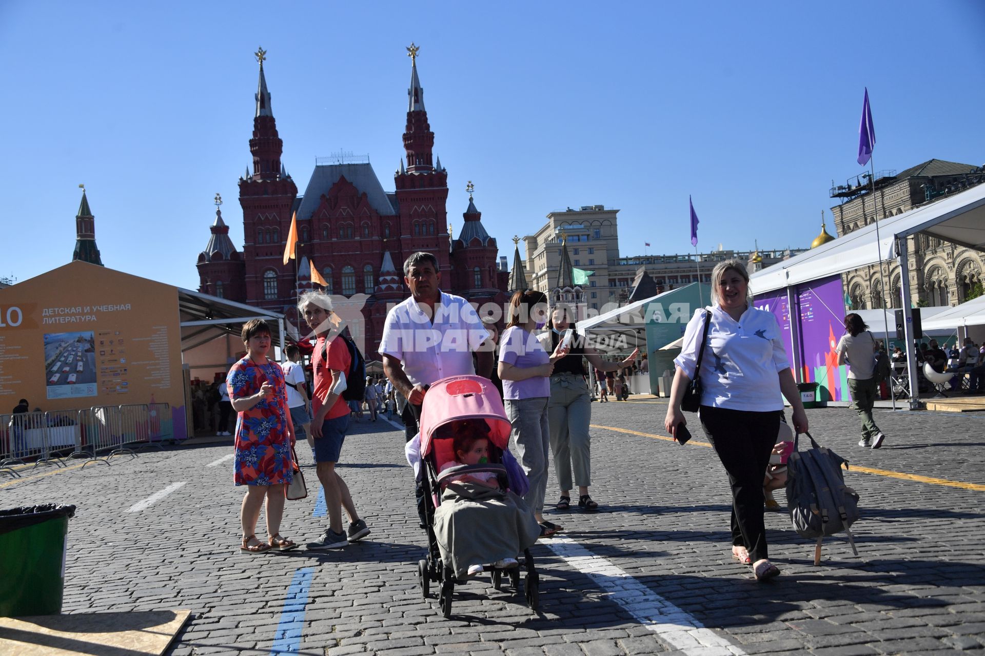 Москва. Посетители книжного фестиваля Красная площадь.