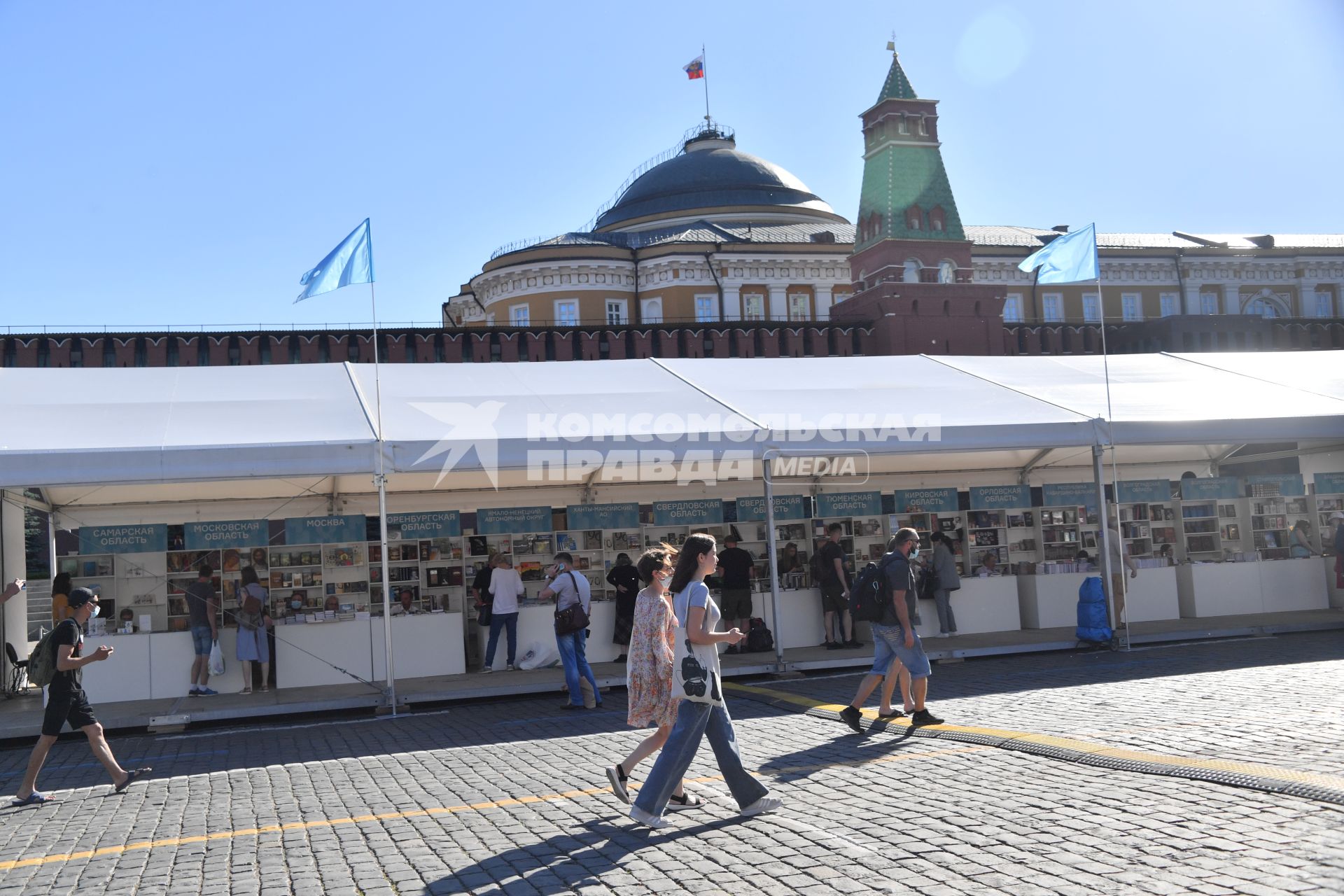 Москва. Посетители книжного фестиваля Красная площадь.