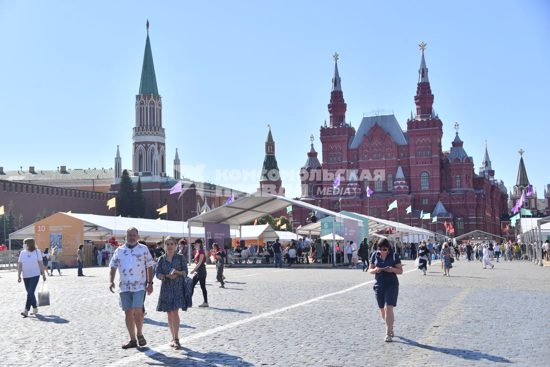 Москва. Посетители книжного фестиваля Красная площадь.