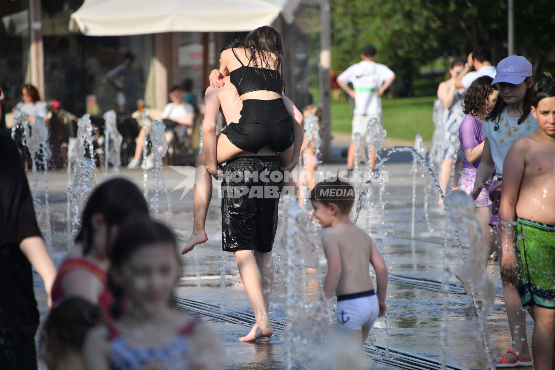 Москва. Горожане у фонтанов в парке Музеон.