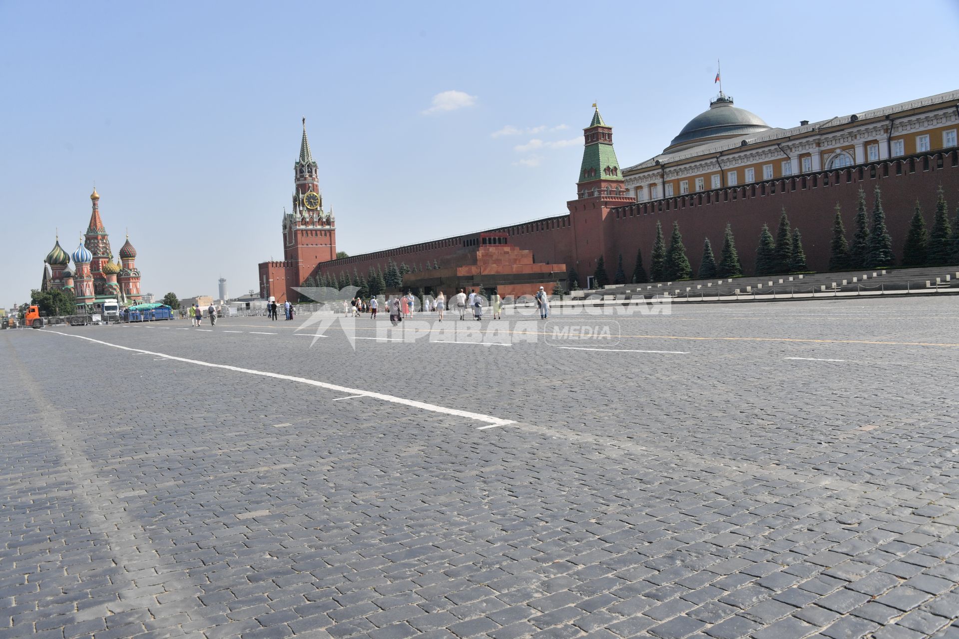 Москва. Прохожие на Красной площади.