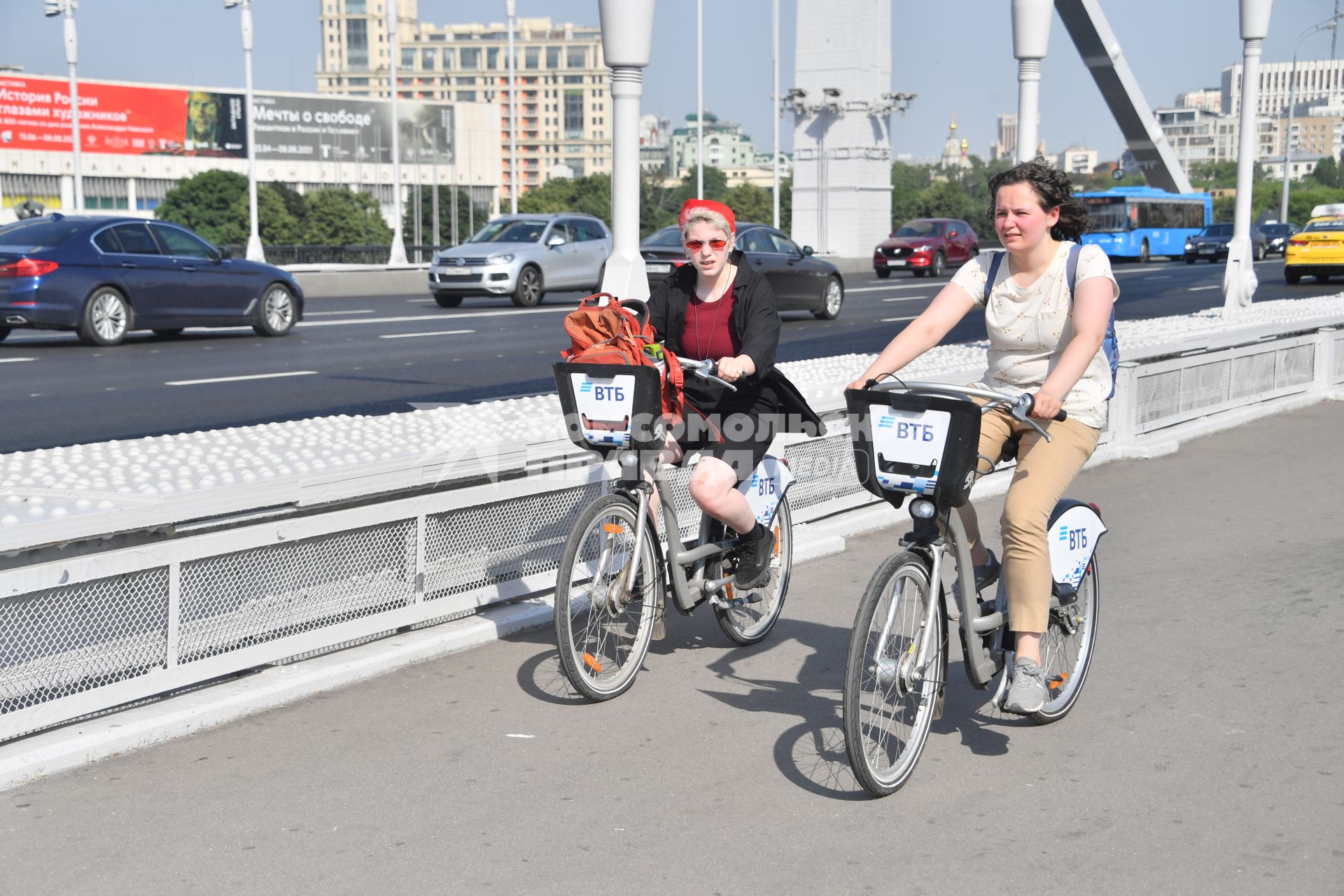 Москва. Девушки на велосипедах на Крымском мосту.