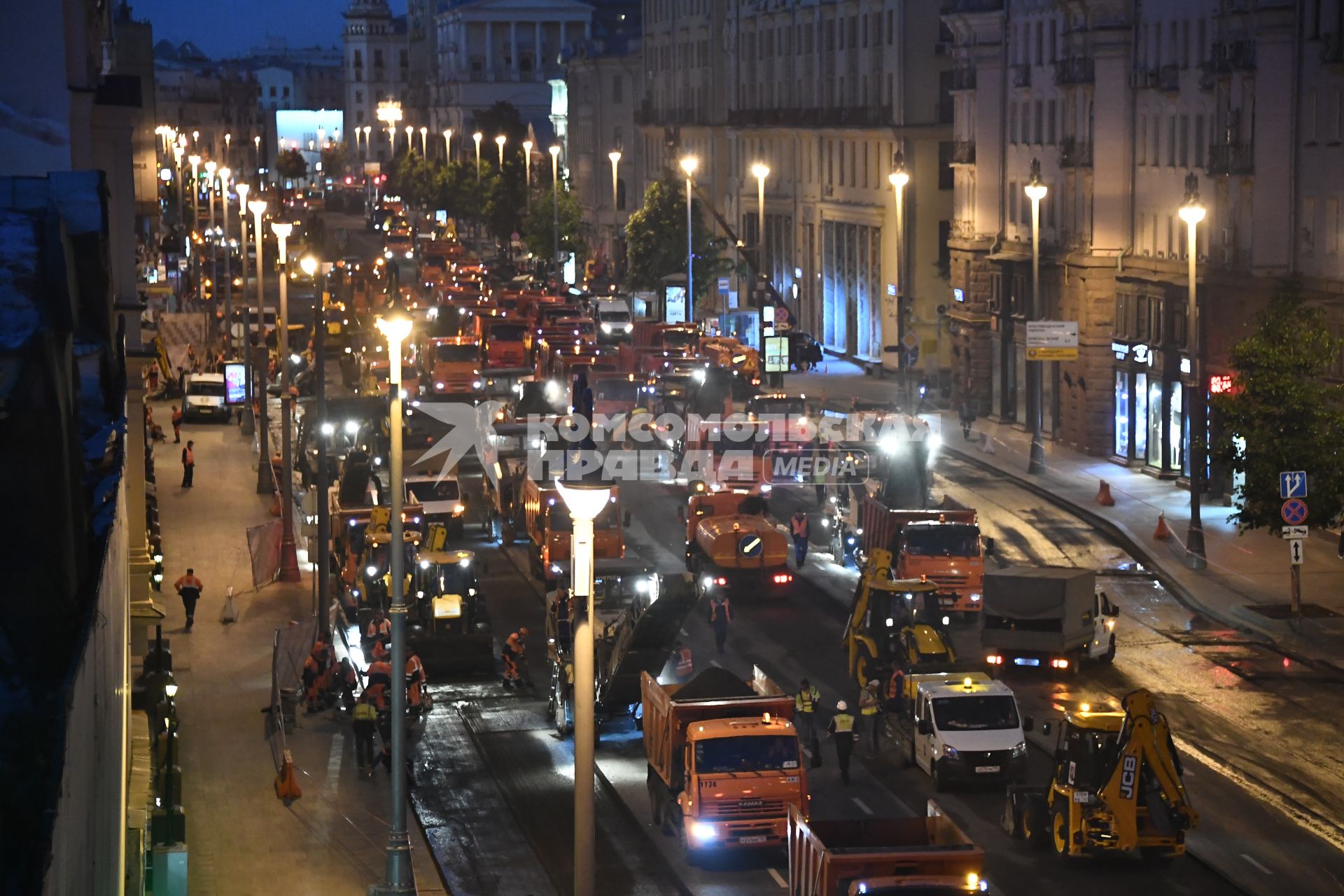 Москва. Работы по замене асфальта на Тверской улице.