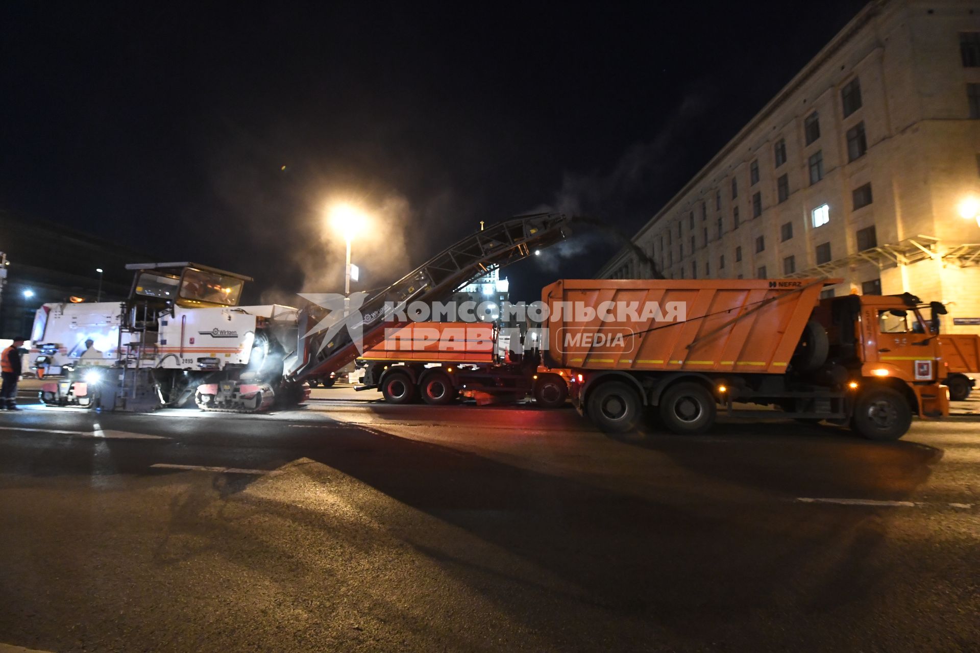 Москва. Работы по замене асфальта на Тверской улице.