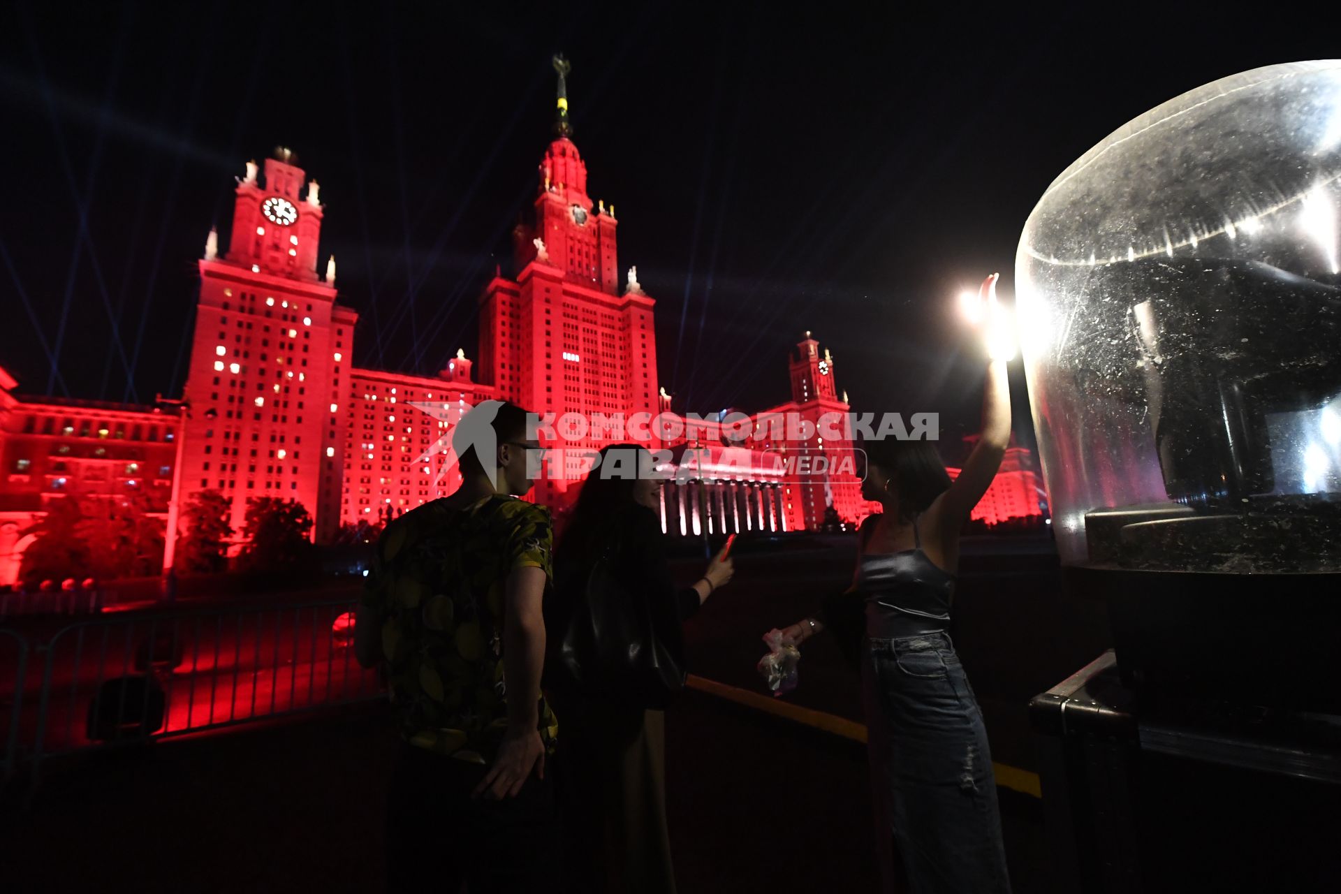 Москва. Главное здание МГУ во время акции `Лучи Победы`, посвященной 80-й годовщине начала Великой Отечественной войны.