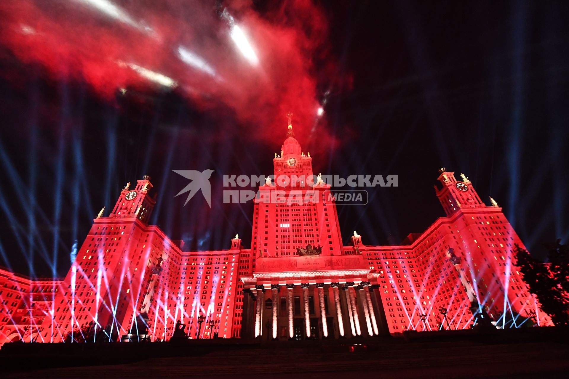 Москва. Главное здание МГУ во время акции `Лучи Победы`, посвященной 80-й годовщине начала Великой Отечественной войны.