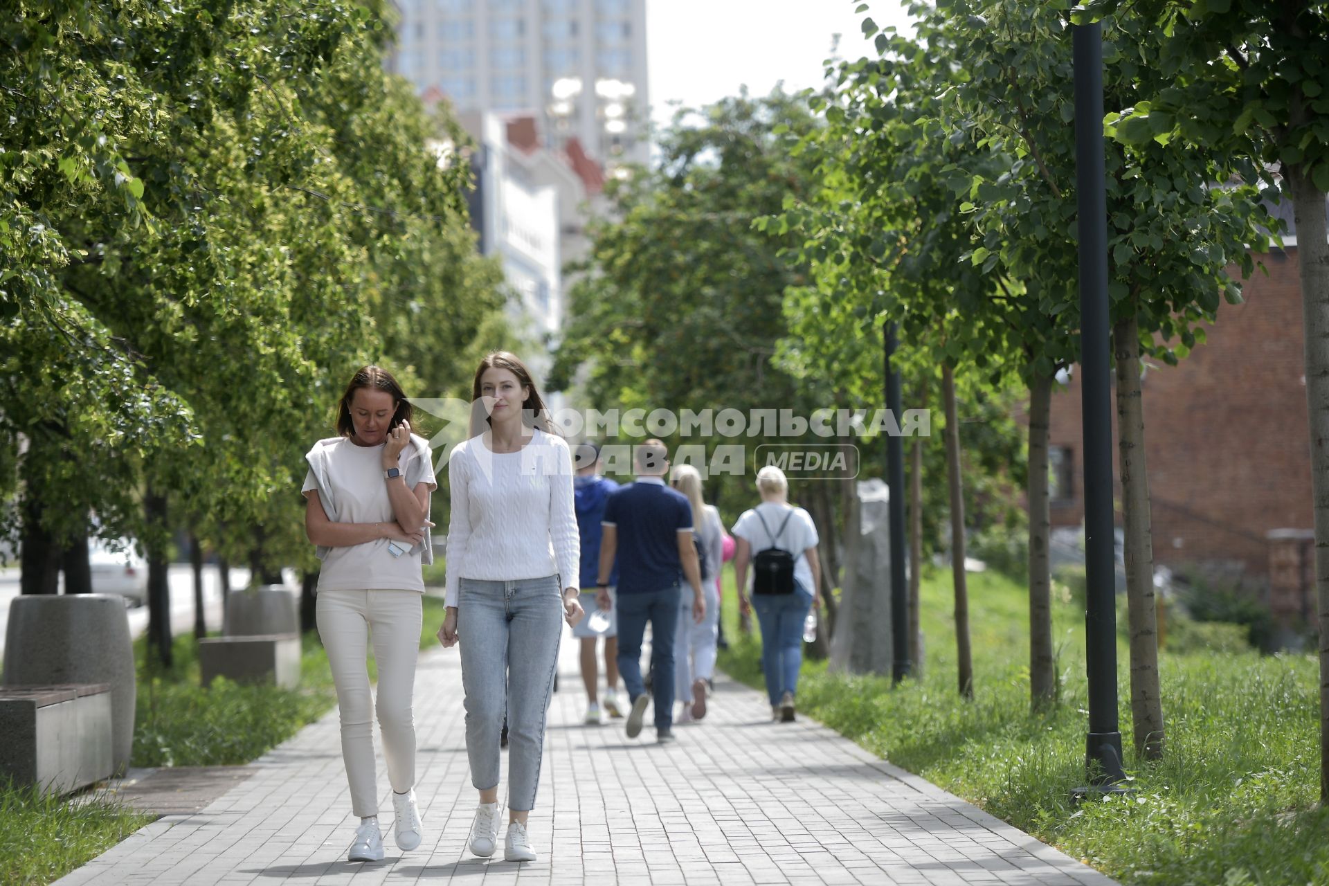 Екатеринбург. Девушки гуляют на аллее