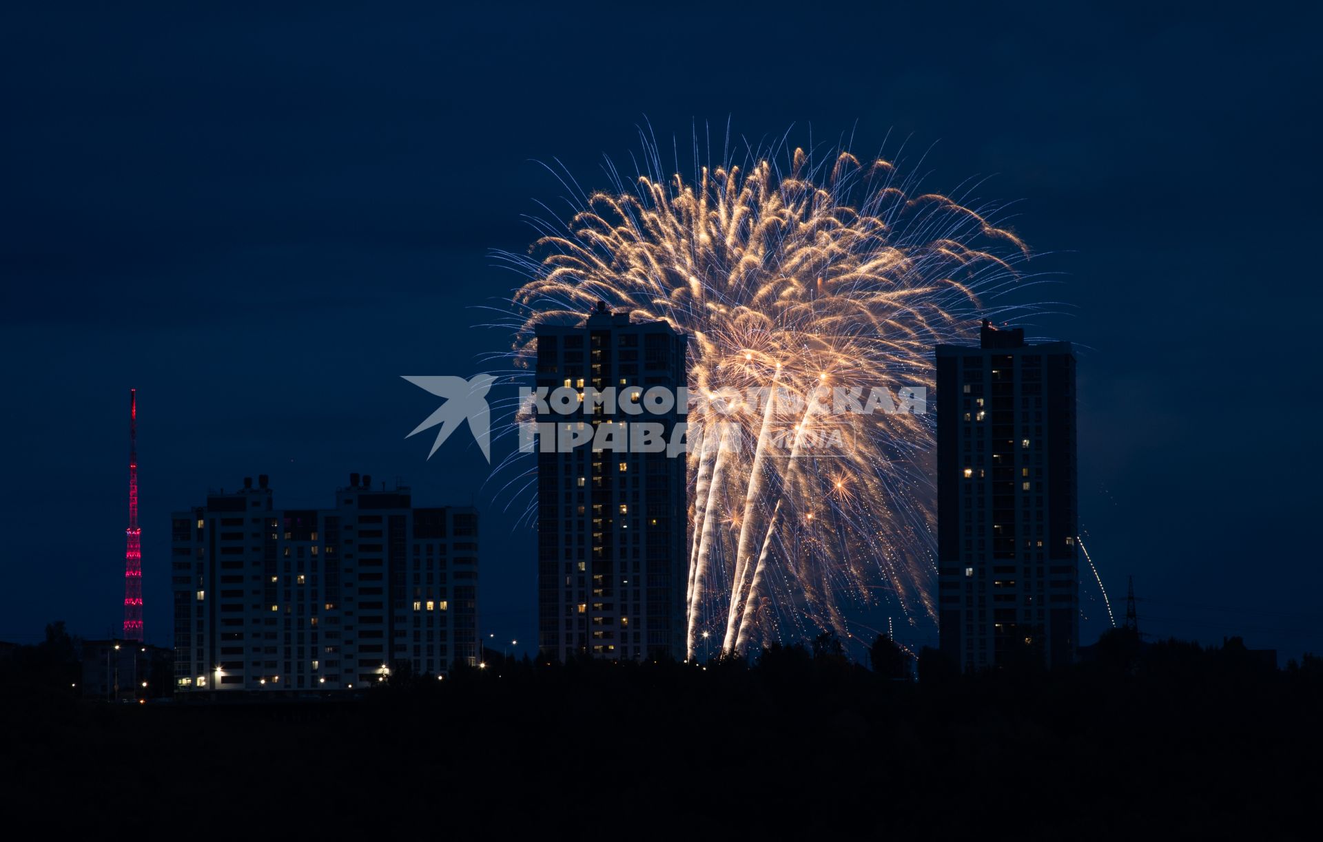 Пермь. Праздничный салют в честь Дня города и Дня России.