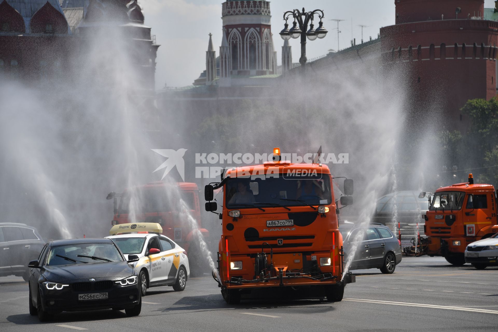 Москва. Поливомоечная машина во время аэрации асфальта на Тверской улице.