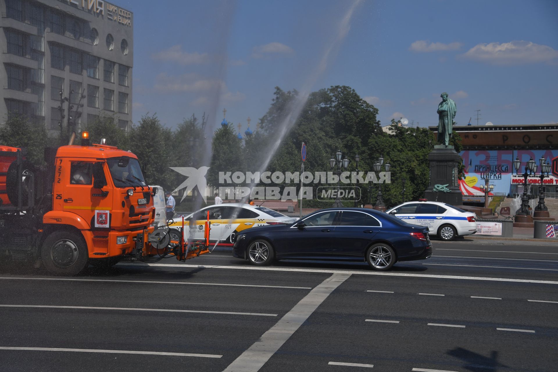 Москва. Поливомоечная машина во время аэрации асфальта на Тверской улице.