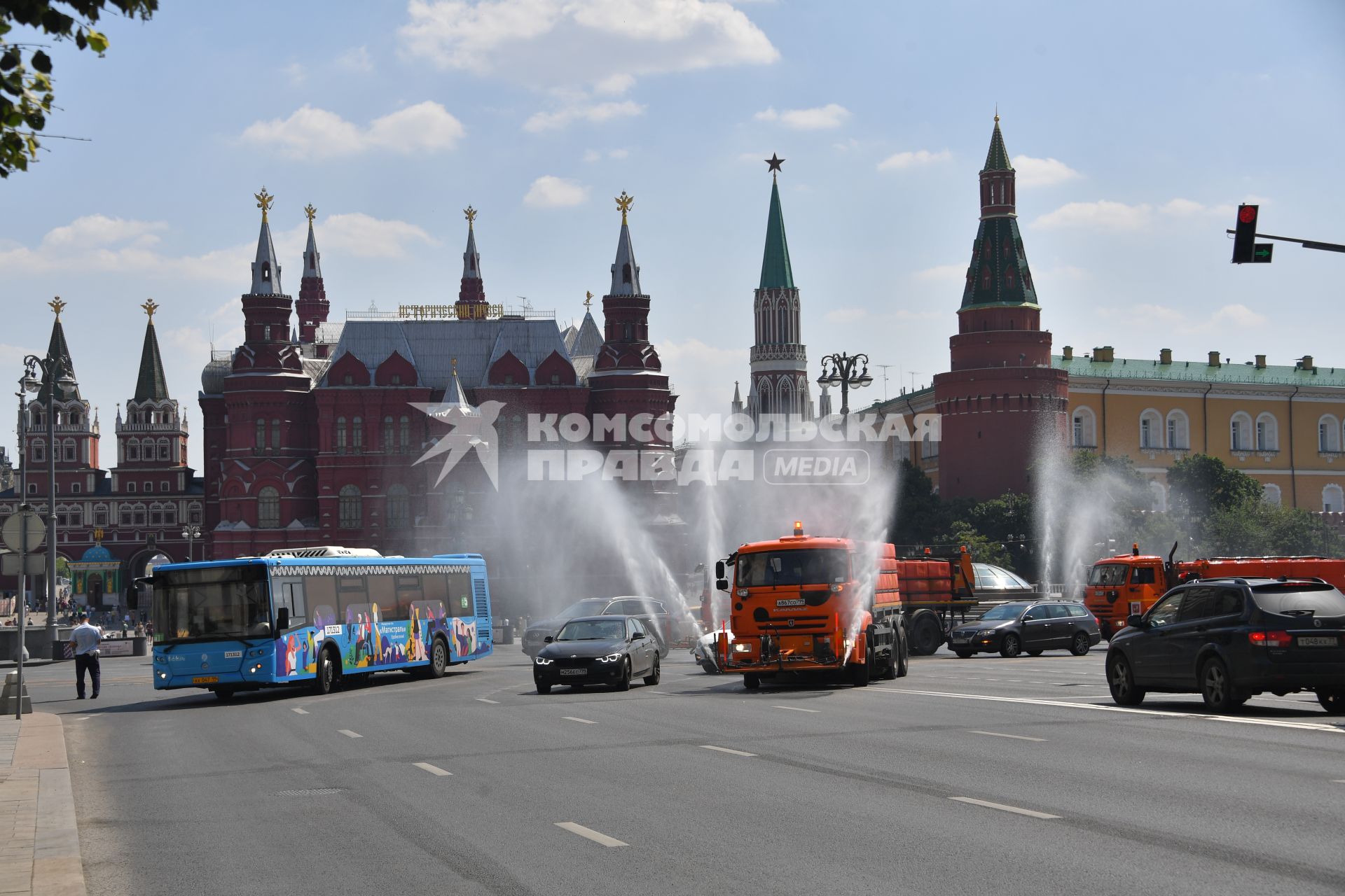 Москва. Поливомоечная машина во время аэрации асфальта на Тверской улице.