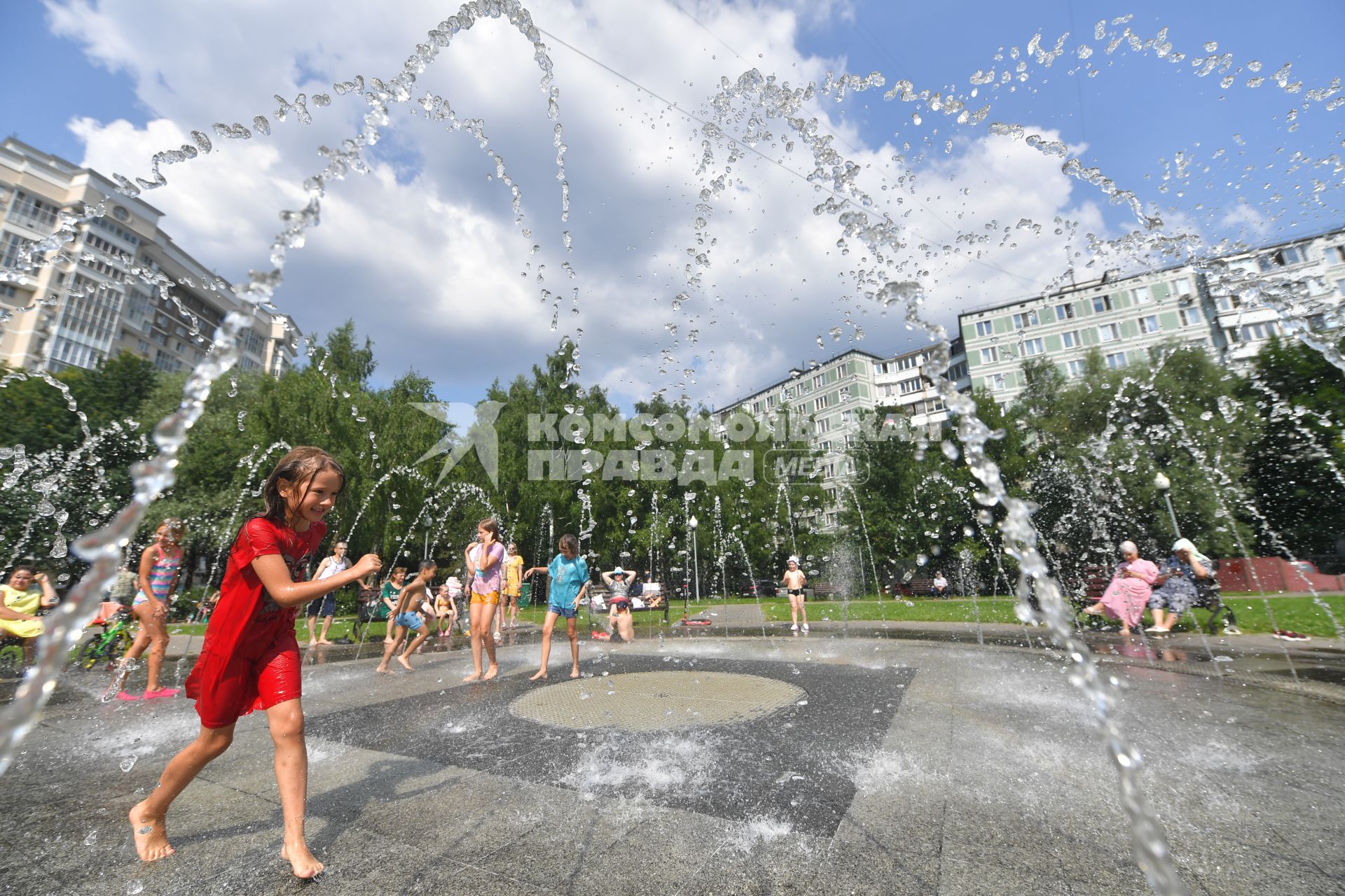 Москва. Дети играют в фонтане.