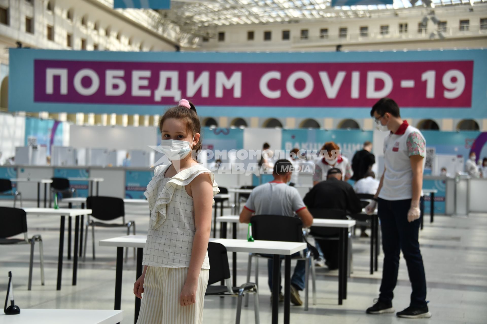 Москва. Люди заполняют анкеты в пункте вакцинации от COVID-19 в Гостином дворе.