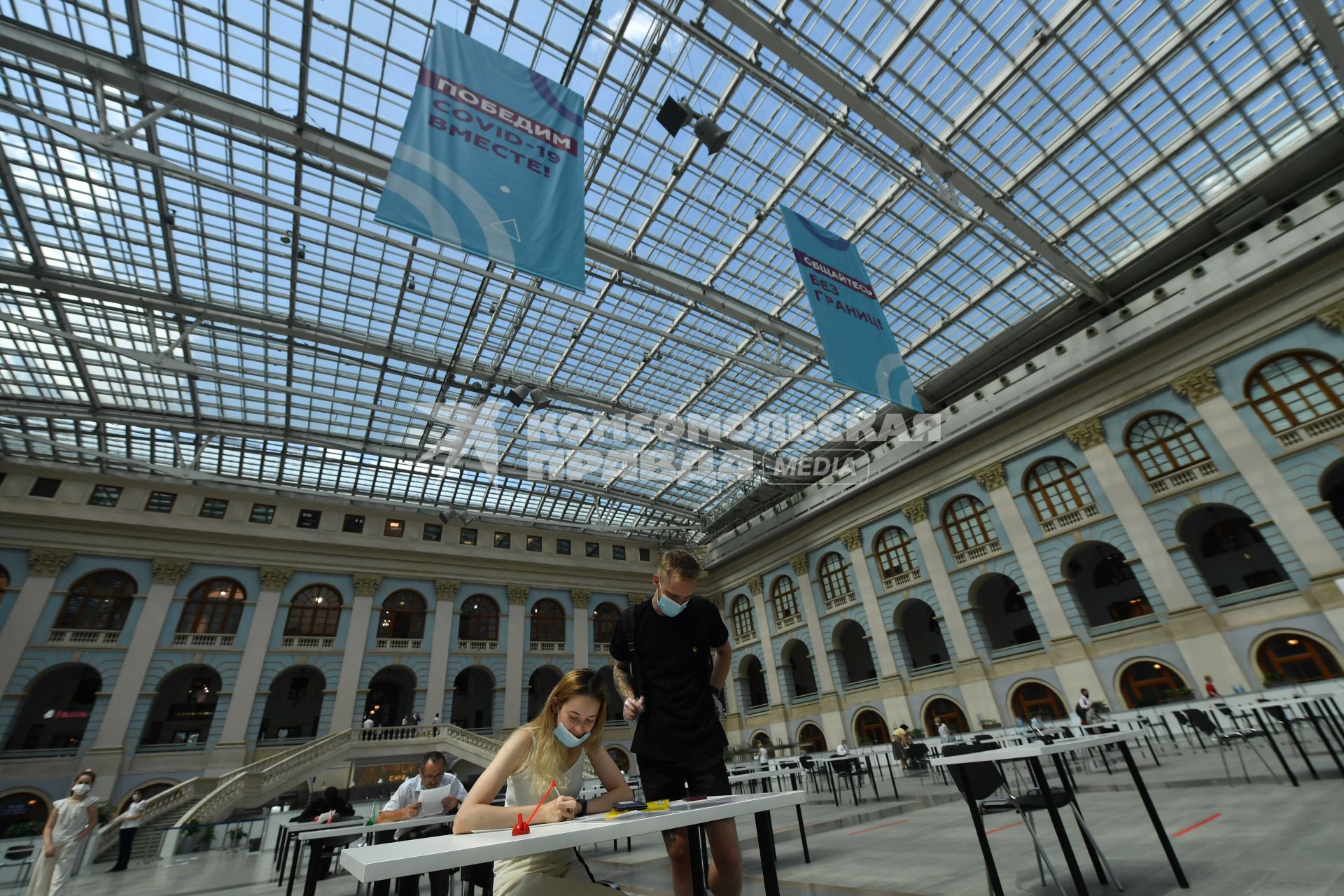 Москва. Люди заполняют анкеты в пункте вакцинации от COVID-19 в Гостином дворе.