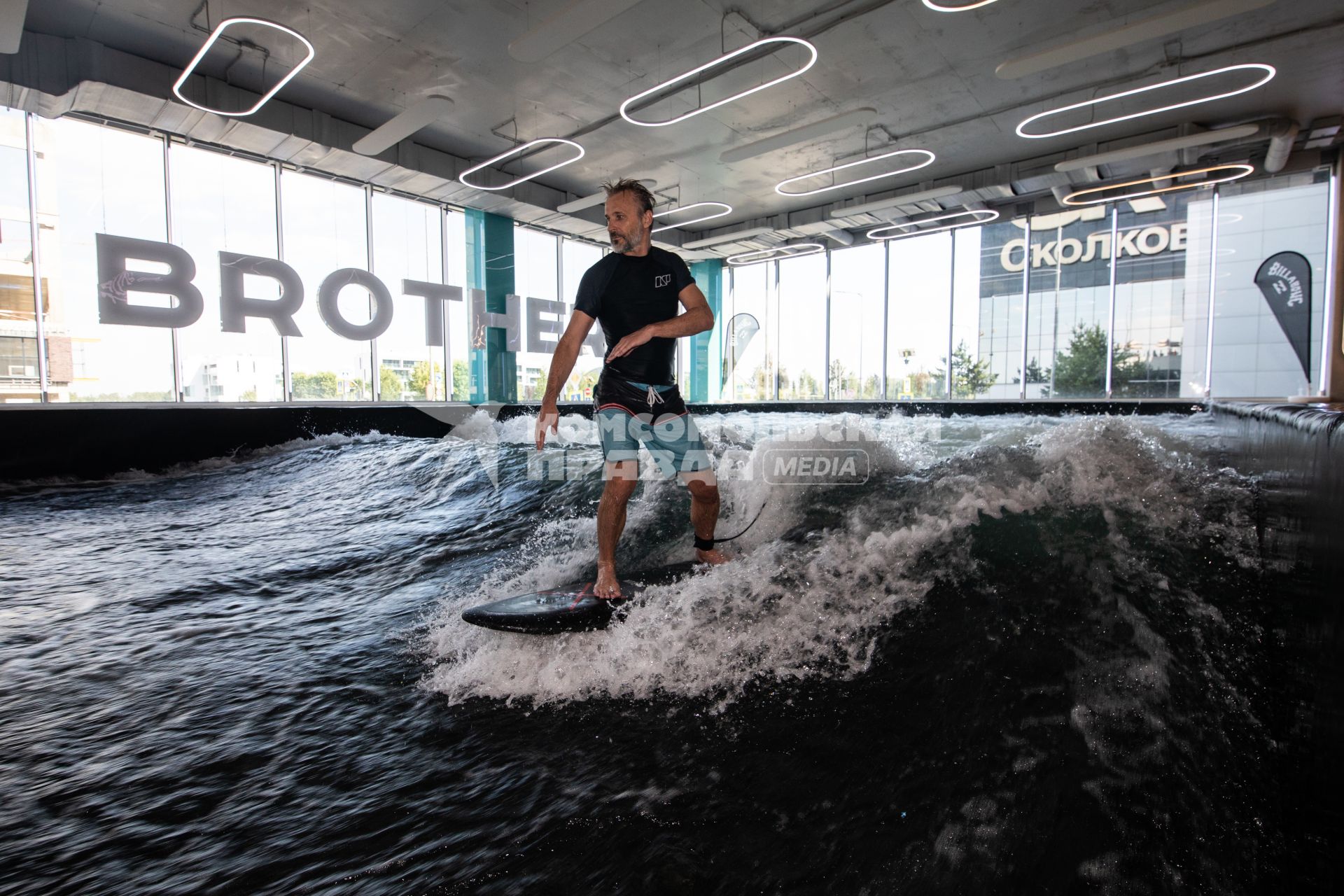 Москва. Молодой человек во время тренировки по серфингу в серфинг-центре `Surf Brothers Сколково` на территории бизнес-центра `Амальтея`.