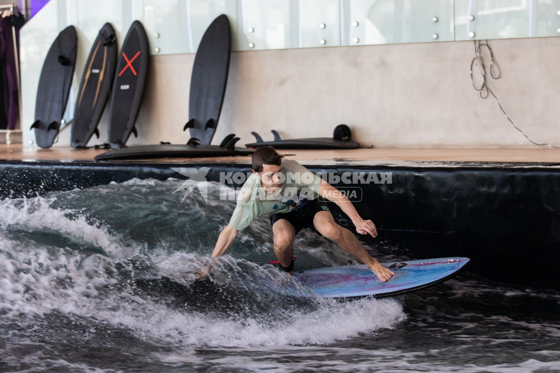 Москва. Молодой человек во время тренировки по серфингу в серфинг-центре `Surf Brothers Сколково` на территории бизнес-центра `Амальтея`.