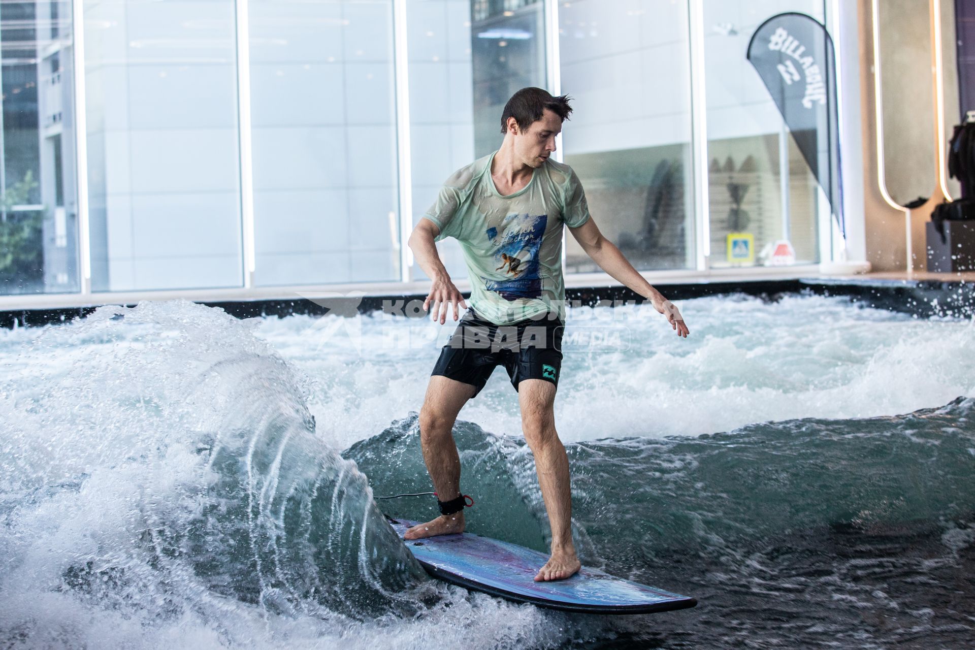 Москва. Молодой человек во время тренировки по серфингу в серфинг-центре `Surf Brothers Сколково` на территории бизнес-центра `Амальтея`.