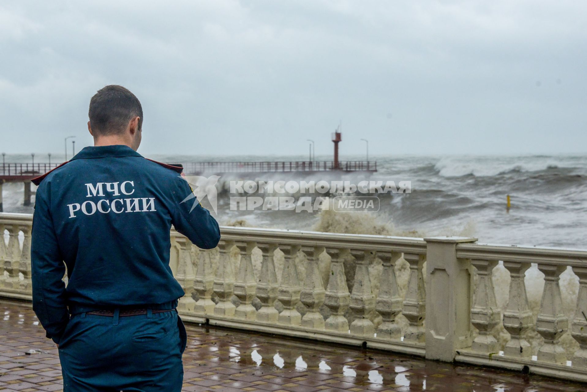 Сочи. Шторм на Черном море.