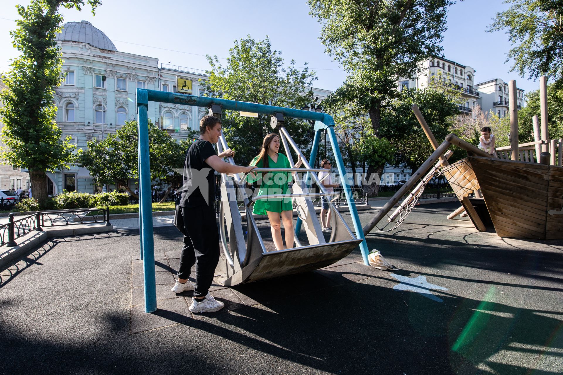 Москва. Качели для инвалидов на Тверском бульваре.